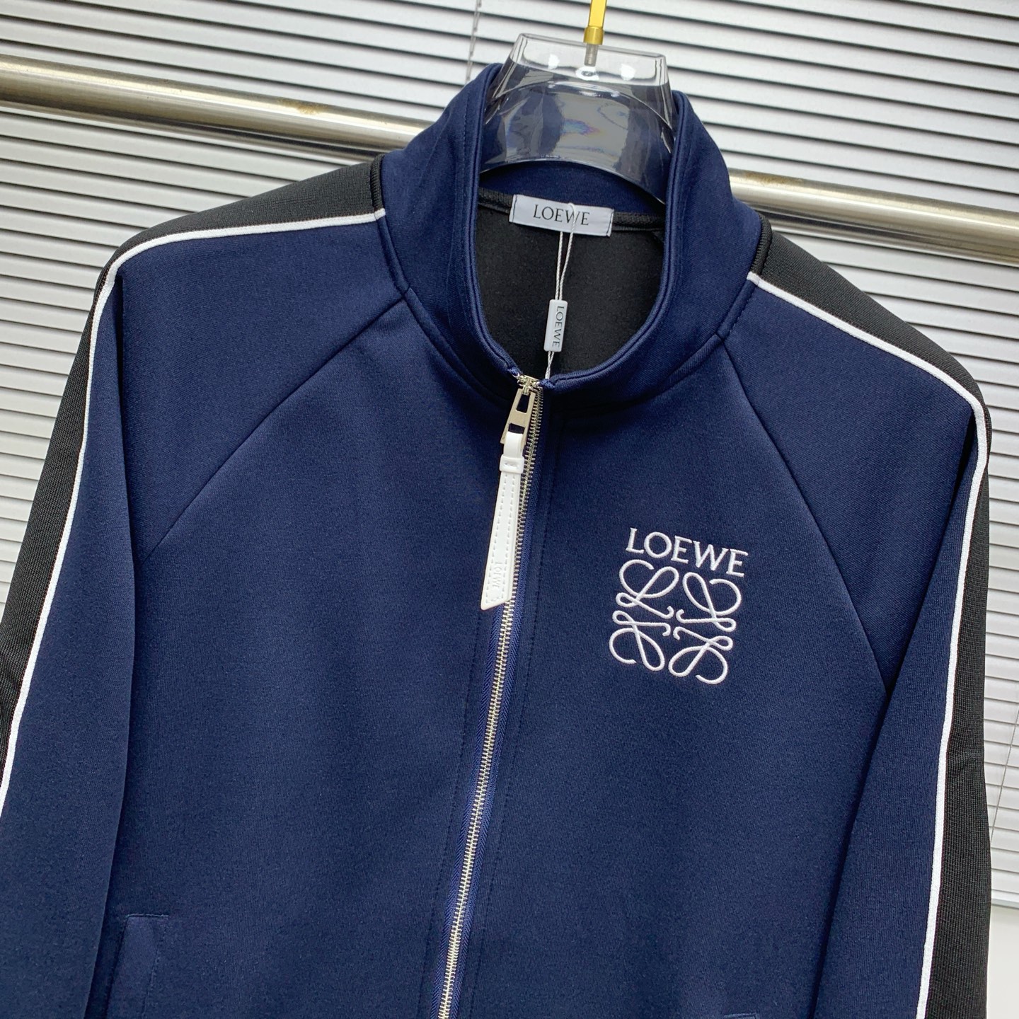 Loewe סט פנאי כחול נייבי יוקרתי עם לוגו רקום ופסים בצד 4 i1755786148360 717 0 2
