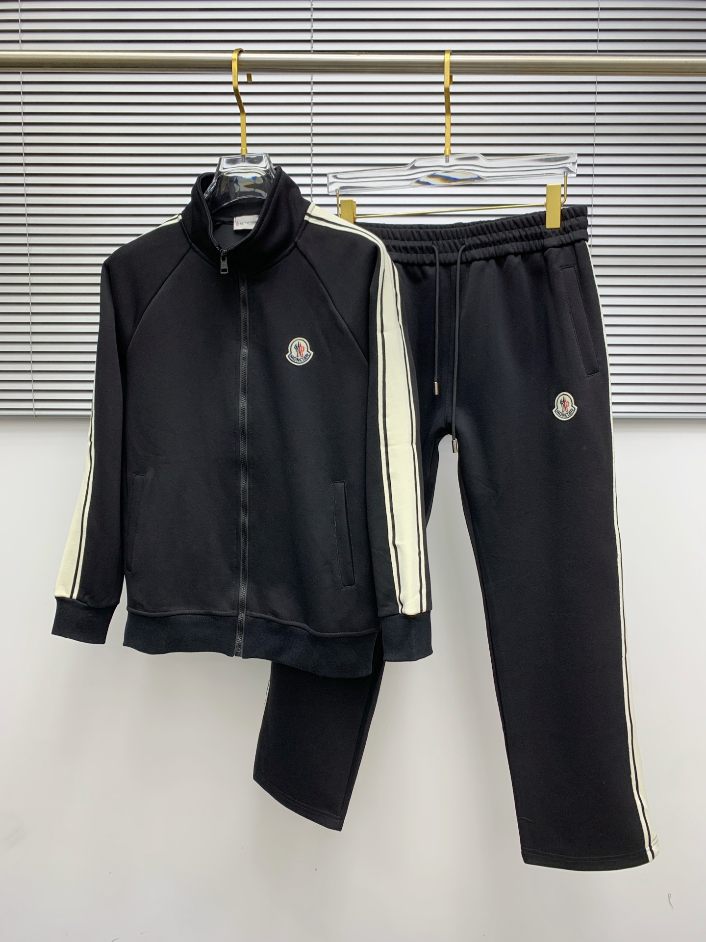 NO:521661,mon** Set style m-xxxl The latest and most top black color-blocking webbing fusion logo Metal zipper stand collar set, the top quality counter for sale, top production craft imported fabrics, unique design of the counter, using imported high-end custom imported silk thread with first-class feel!  Official website for sale, alexander wang19860909mon** 套装版型m-xxxl 最新最顶级黑色拼色织带融合logo 金属拉链立领套装,最顶级的品质专柜在售,顶级制作工艺进口面料,专柜款独特设计,采用进口高端订制进口丝线手感一流！官网在售,,alexander wang,Men's clothing