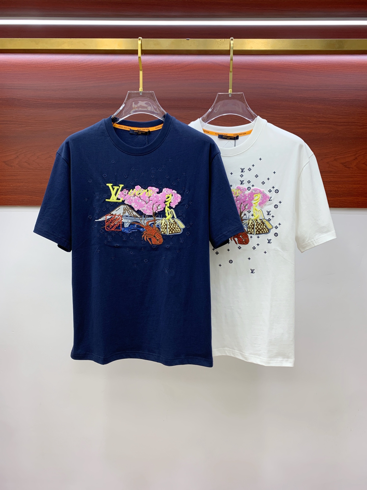 NO:515493,LV spring and summer new short-sleeved T-shirt for men and women, the latest model is exclusively available on the entire network!  !  ~ It is classic and fashionable and versatile, who doesn’t like it? It will show the classic again. It is very pleasing to the eye and comes with a low luxury halo and recognition!  The traditional brand concept and modern advanced technology are perfectly combined. Coupled with the extremely modern and simple design, the exclusive logo pattern towel embroidery design!  Customized 100% imported pure cotton fabric!  The texture of this model is quite touching, the specifications and grades are known with tentacles. The degree of delicateness and breathability are top-notch!  Size M-3XL, louis vuitton, T-shirt,tees, t-shirt,alexander wang19860909LV春夏新款男女同款短袖T恤,最新款全网独家首上！！~既经典有时尚百搭,谁不爱啊,将经典再次展现,非常的耐看,自带低奢光环与辨识度！传统的品牌理念和现代化的先进技术进行了完美结合.加上极其现代摩登风范的简约设计,专属logo图案毛巾绣设计！定制百分百进口纯棉面料！此款的质感相当感人 触手便知规格档次 细腻程度与透气效果堪称顶级！尺码M-3XL,,louis vuitton,T-shirt,tees，t-shirt,alexander wang,Men's clothing