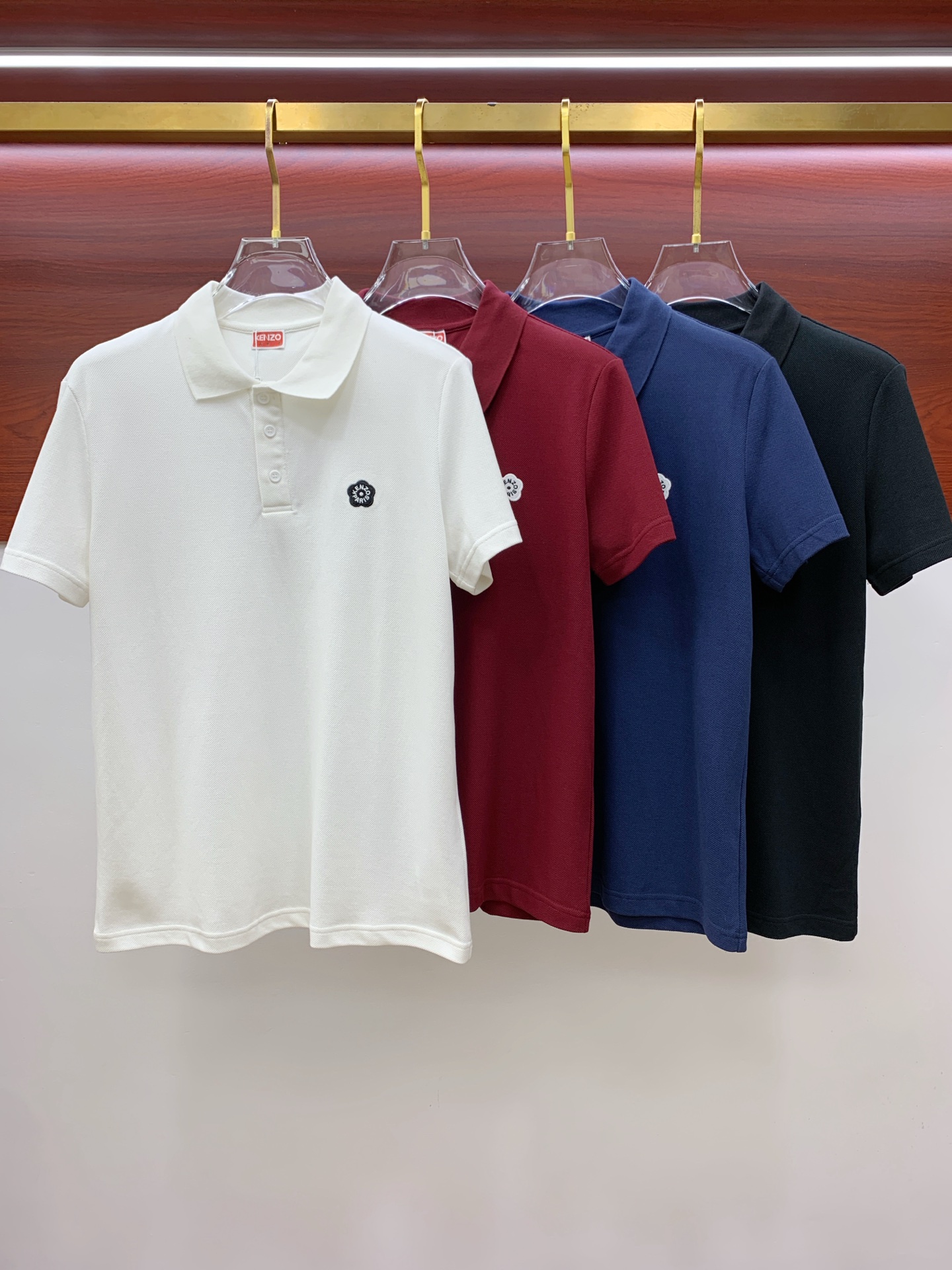 NO:515467,KENZO*ss new short-sleeved POLO, begonia flower zip with letter logo embroidery technology, with more details, over size large version, using 280g double-strand double-yarn cotton fabric, soft and comfortable, good breathability, three-standard standard. M-3XL, T-shirt, alexander wang19860909KENZO*ss新款新款短袖POLO,海棠花仔章搭配字母标识刺绣工艺,细节到位些,over size大版型,采用280克双股双纱全棉面料,柔软舒适.透气性好.三标齐.码数M-3XL,,T-shirt,alexander wang,Men's clothing