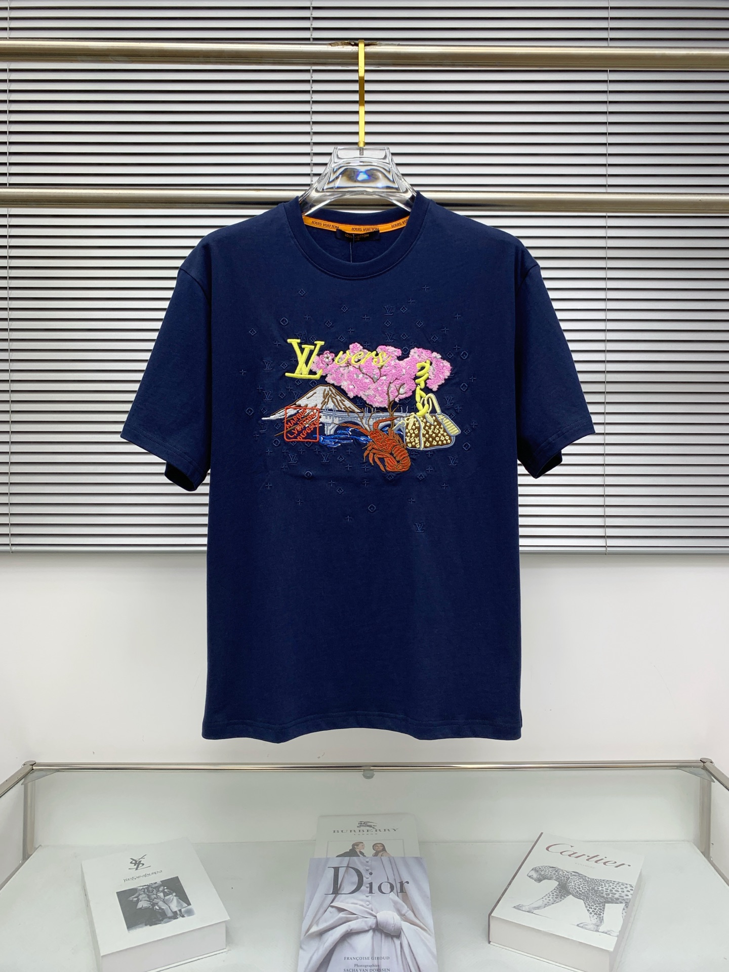 NO:520945,LV spring and summer new short-sleeved T-shirt for men and women, the latest model is exclusively available on the entire network!  !  ~ It is classic and fashionable and versatile, who doesn’t like it? It will show the classic again. It is very pleasing to the eye and comes with a low luxury halo and recognition!  The traditional brand concept and modern advanced technology are perfectly combined. Coupled with the extremely modern and simple design, the exclusive logo pattern towel embroidery design!  Customized 100% imported pure cotton fabric!  The texture of this model is quite touching, the specifications and grades are known with tentacles. The degree of delicateness and breathability are top-notch!  Size M-3XL, louis vuitton, T-shirt,tees, t-shirt,alexander wang19860909LV春夏新款男女同款短袖T恤,最新款全网独家首上！！~既经典有时尚百搭,谁不爱啊,将经典再次展现,非常的耐看,自带低奢光环与辨识度！传统的品牌理念和现代化的先进技术进行了完美结合.加上极其现代摩登风范的简约设计,专属logo图案毛巾绣设计！定制百分百进口纯棉面料！此款的质感相当感人 触手便知规格档次 细腻程度与透气效果堪称顶级！尺码M-3XL,,louis vuitton,T-shirt,tees，t-shirt,alexander wang,Men's clothing