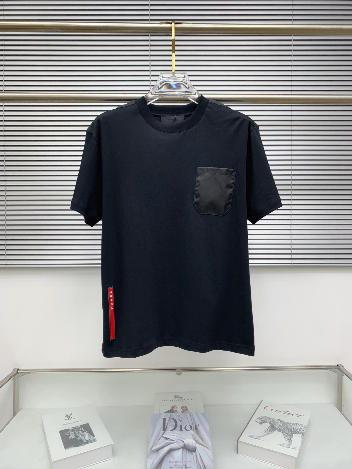 NO:520948,Prada's new spring and summer short-sleeved T-shirt for men and women, the latest model is exclusively available on the entire network!  !  ~ It is classic and fashionable and versatile, who doesn’t like it? It will show the classic again. It is very pleasing to the eye and comes with a low luxury halo and recognition!  The traditional brand concept and modern advanced technology are perfectly combined. Coupled with the extremely modern and simple design, the exclusive logo pattern towel embroidery design!  Customized 100% imported pure cotton fabric!  The texture of this model is quite touching, the specifications and grades are known with tentacles. The degree of delicateness and breathability are top-notch!  Size M-3XL, prada, T-shirt,tees, t-shirt,alexander wang19860909普拉达春夏新款男女同款短袖T恤,最新款全网独家首上！！~既经典有时尚百搭,谁不爱啊,将经典再次展现,非常的耐看,自带低奢光环与辨识度！传统的品牌理念和现代化的先进技术进行了完美结合.加上极其现代摩登风范的简约设计,专属logo图案毛巾绣设计！定制百分百进口纯棉面料！此款的质感相当感人 触手便知规格档次 细腻程度与透气效果堪称顶级！尺码M-3XL,,prada,T-shirt,tees，t-shirt,alexander wang,Men's clothing