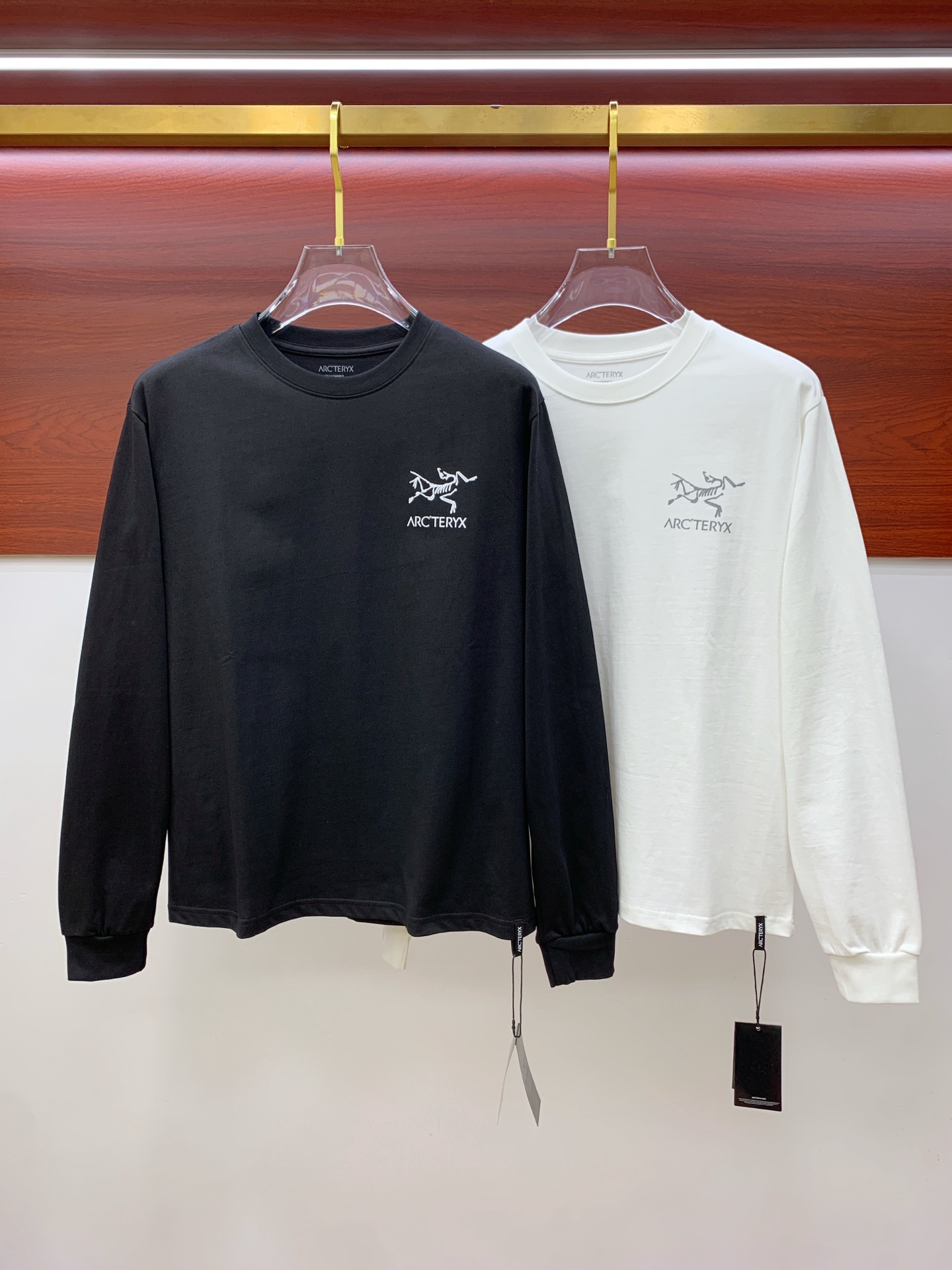 NO:520942,Archaeopteryx 25ss autumn [new product] new trade order round neck long sleeve base long sleeve T-shirt internet celebrity style!  The upper body is comfortable and breathable, not stiff, and the overall three-dimensional sense is rich, and the quality export orders meet the simple needs of commuters for dress. The upper body is very effective, it looks slim and does not picky about the figure. The fabric workmanship... Improper, good craftsmanship can make you look good and tasteful, a must-have item for people hand. Number of codes XS-L, arc'teryx,tees, t-shirt,alexander wang19860909始祖鸟25ss秋季【新品】新款贸易订单圆领长袖打底长袖T恤网红款！上身舒适透气,不僵硬,整体有着丰富的立体感,品质出口订单,满足通勤人们对于着装的简约需求,上身效果很好,显瘦,不挑剔身材.面料做工....无可挑剔,好工艺好面料才能穿出好品味一款,人手必备单品 码数XS-L,arc'teryx,tees，t-shirt,alexander wang,Men's clothing