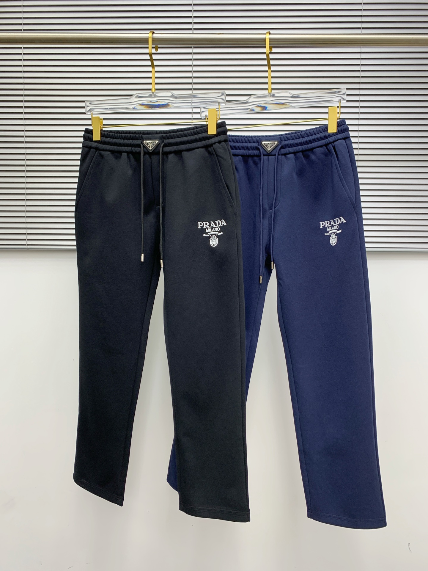 Pantalon de survêtement Prada Automne-Hiver 2025, Logo Brodé, Coupe Décontractée