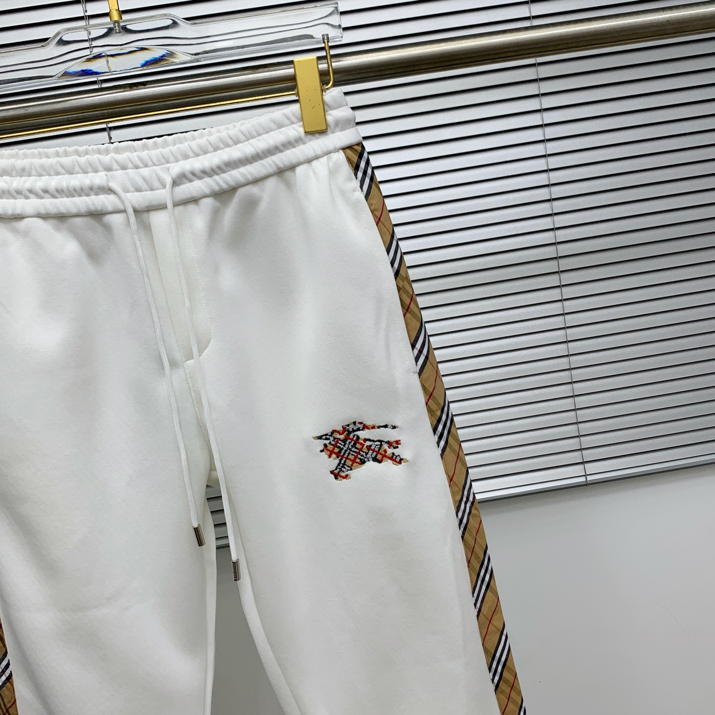 Burberry 2025 Fall/Winter White Casual Pants with Logo Embroidery 4 i1756136083640 5681 0 2