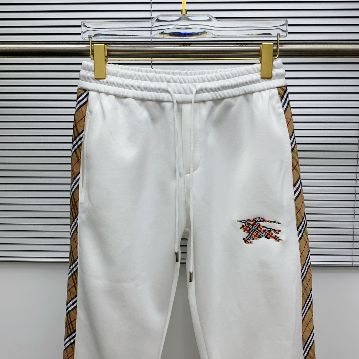 Burberry 2025 Fall/Winter White Casual Pants with Logo Embroidery 3 i1756136091033 6242 0 1