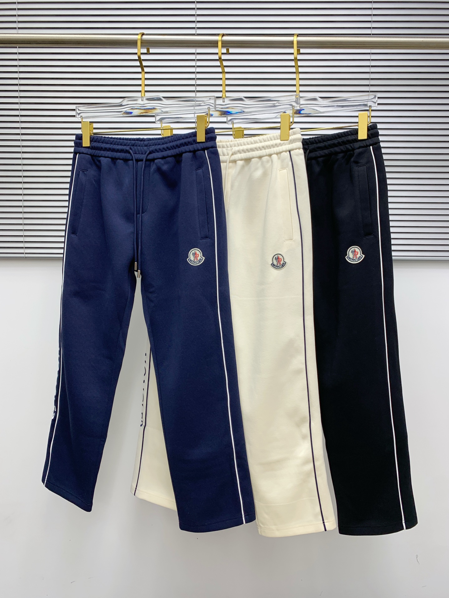 NO:519628,Moncler 2025 autumn and winter new casual pants (Jindian three-dimensional embroidery positioning LOGO customized hardware) high-end version, counter custom fabric, high breathability and comfort, impeccable details, brand element design concept, reflecting high quality. It feels delicate and soft!  It is casually cut, with a great upper body style!  Color black royal blue apricot code number M-3XL, Moncler, alexander wang19860909蒙口 Moncler 2025秋冬新款休闲裤（金典立体刺绣定位LOGO 定制五金）高端版本,专柜定制面料 透气舒适度高,细节无可挑剔,品牌元素设计理念,体现高品质.手感细腻柔软！呈现休闲裁剪,上身版型超赞！ 颜色黑 宝蓝 杏 码数M-3XL,,Moncler,alexander wang,Men's clothing