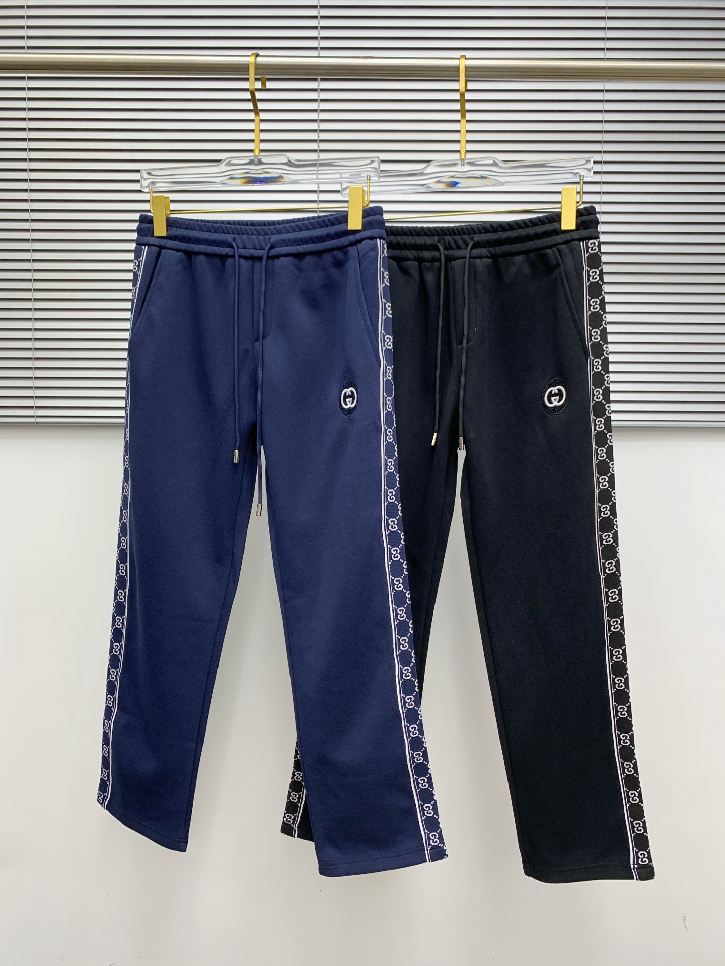 NO:519638,Gucci 2025 autumn and winter new casual pants (Jindian three-dimensional embroidery positioning LOGO customized hardware) high-end version, customized counter fabric, breathable and comfortable, impeccable details, brand element design concept, reflecting high quality. It feels delicate and soft!  It is casually cut, with a great upper body style!  Color black royal blue code number M-3XL, gucci, gucci, alexander wang19860909古驰 Gucci 2025秋冬新款休闲裤（金典立体刺绣定位LOGO 定制五金）高端版本,专柜定制面料 透气舒适度高,细节无可挑剔,品牌元素设计理念,体现高品质.手感细腻柔软！呈现休闲裁剪,上身版型超赞！ 颜色黑 宝蓝 码数M-3XL,,gucci,gucci,alexander wang,Men's clothing