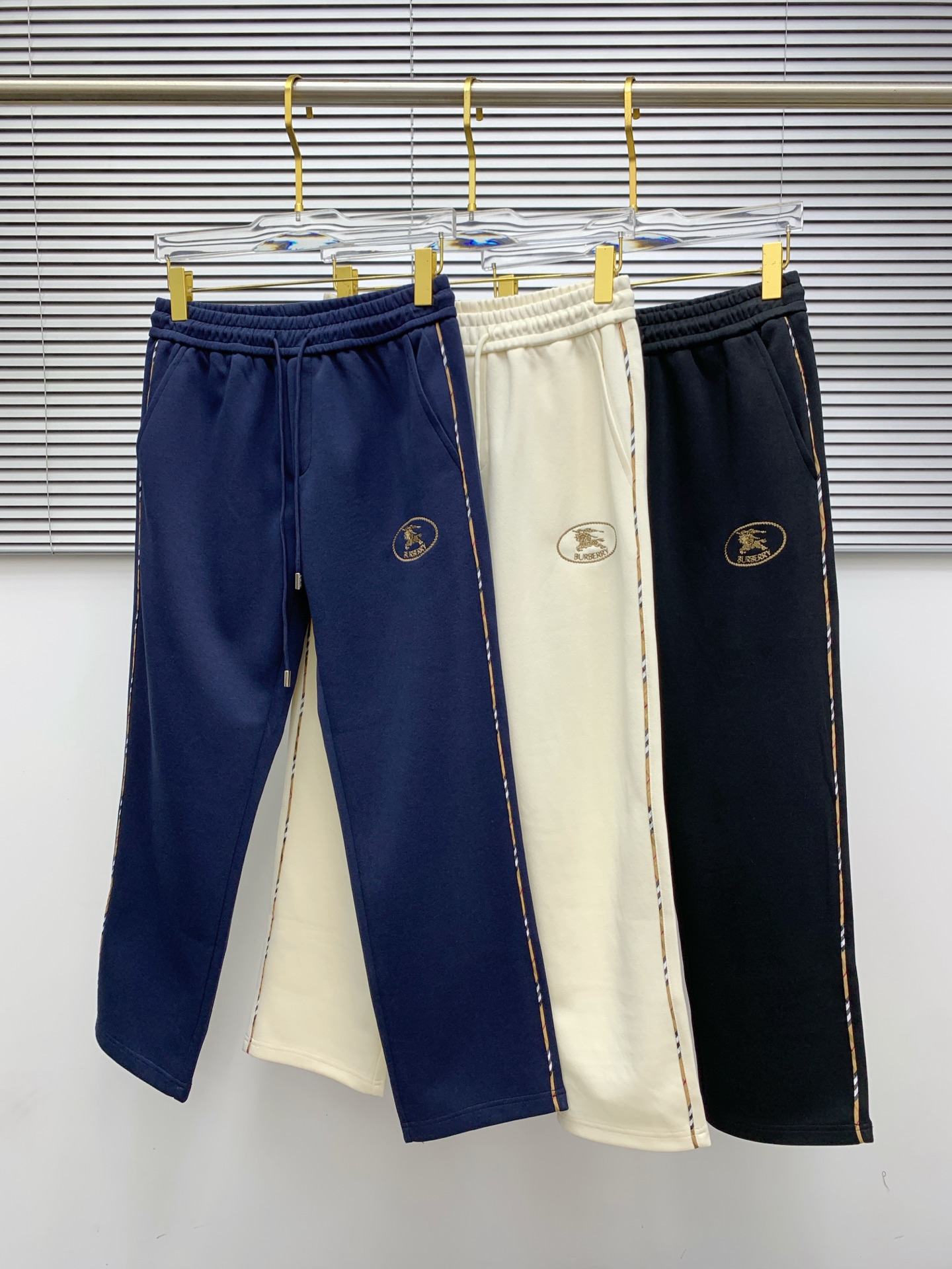 Burberry Casual Broek met Geborduurde Logo - Comfortabel en Stijlvol