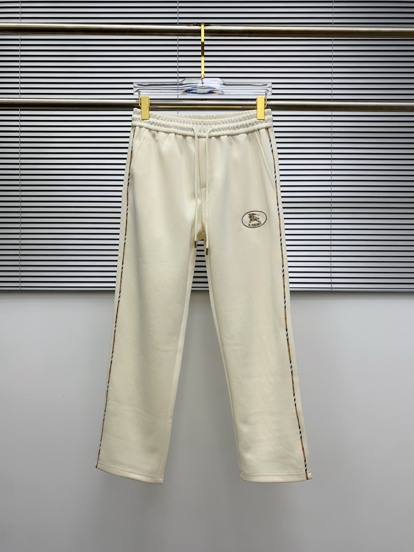 Burberry 2025 Fall/Winter Embroidered Logo Sweatpants - Premium Comfort 2 i1756136878600 6992 0 0