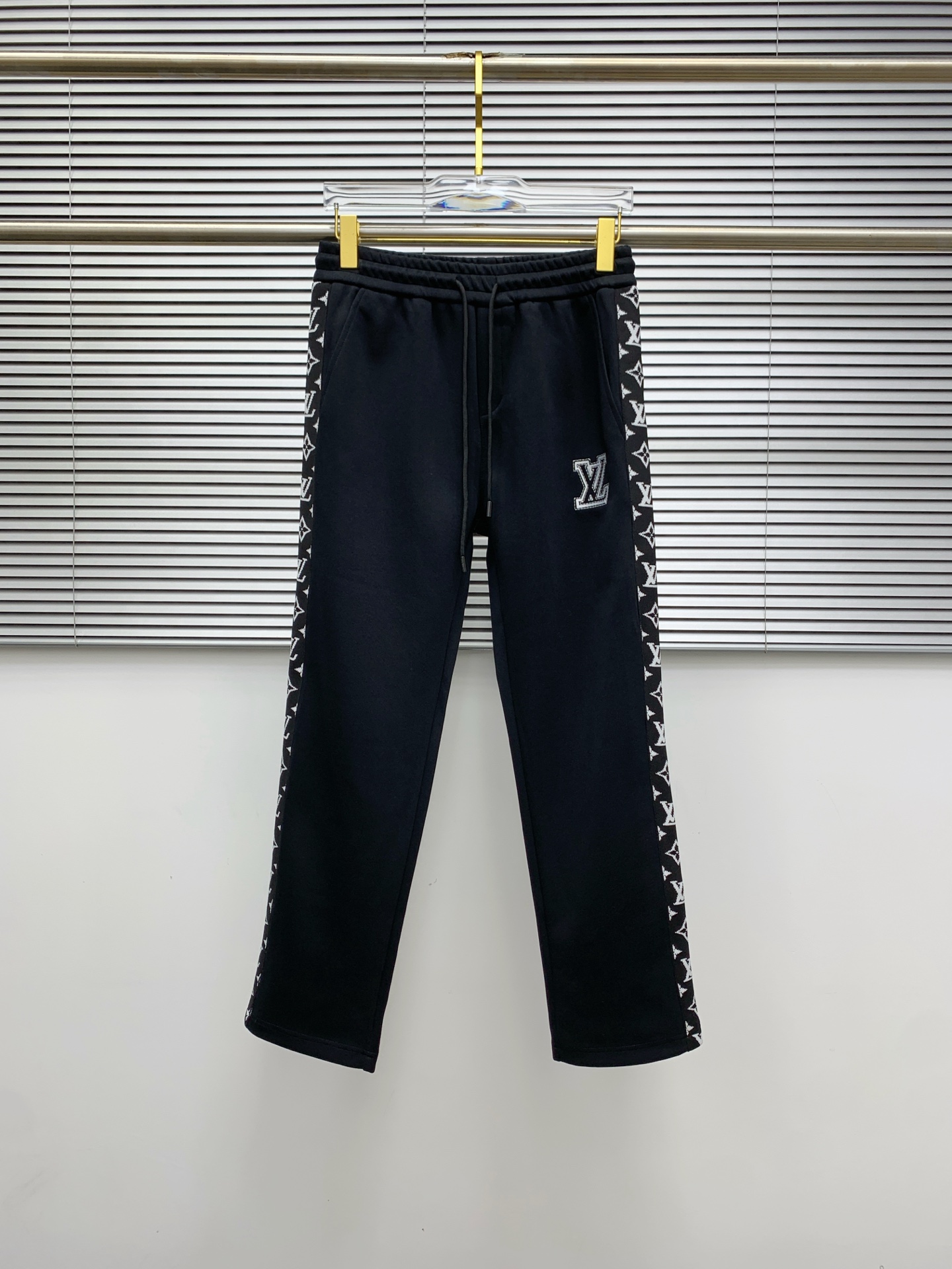 NO:519647,LV Donkey House Louis Vuitton 2025 autumn and winter new casual pants (Jindian three-dimensional embroidery positioning LOGO customized hardware) high-end version, counter custom fabric, high breathability and comfort, impeccable details, brand element design concept, reflecting high quality. It feels delicate and soft!  It is casually cut, with a great upper body style!  Black color apricot code number M-3XL, louis vuitton,louis vuitton,louis vuitton,louis vuitton,louis vuitton,alexander wang19860909LV 驴家 路易威登 2025秋冬新款休闲裤（金典立体刺绣定位LOGO 定制五金）高端版本,专柜定制面料 透气舒适度高,细节无可挑剔,品牌元素设计理念,体现高品质.手感细腻柔软！呈现休闲裁剪,上身版型超赞！ 颜色黑 杏 码数M-3XL,,louis vuitton,louis vuitton,louis vuitton,louis vuitton,alexander wang,Men's clothing