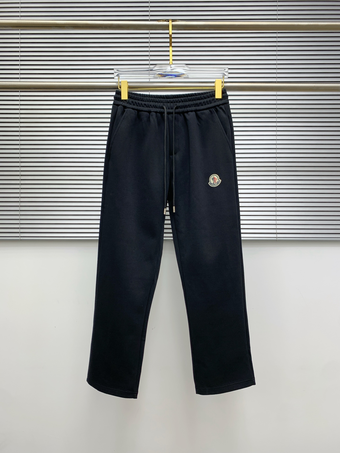 NO:519644,Moncler 2025 autumn and winter new casual pants (Jindian three-dimensional embroidery positioning LOGO customized hardware) high-end version, counter custom fabric, high breathability and comfort, impeccable details, brand element design concept, reflecting high quality. It feels delicate and soft!  It is casually cut, with a great upper body style!  Black color code M-3XL, Moncler, alexander wang19860909蒙口 Moncler 2025秋冬新款休闲裤（金典立体刺绣定位LOGO 定制五金）高端版本,专柜定制面料 透气舒适度高,细节无可挑剔,品牌元素设计理念,体现高品质.手感细腻柔软！呈现休闲裁剪,上身版型超赞！ 颜色黑 码数M-3XL,,Moncler,alexander wang,Men's clothing