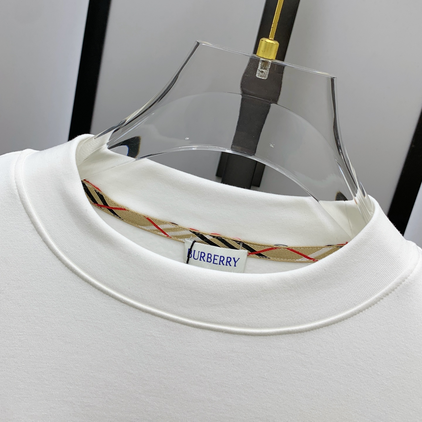 P巴宝莉25ss秋季【新品】新款贸易订单圆领长袖打底长袖T恤网红款！上身舒适透气，不僵硬，整体有着丰富的