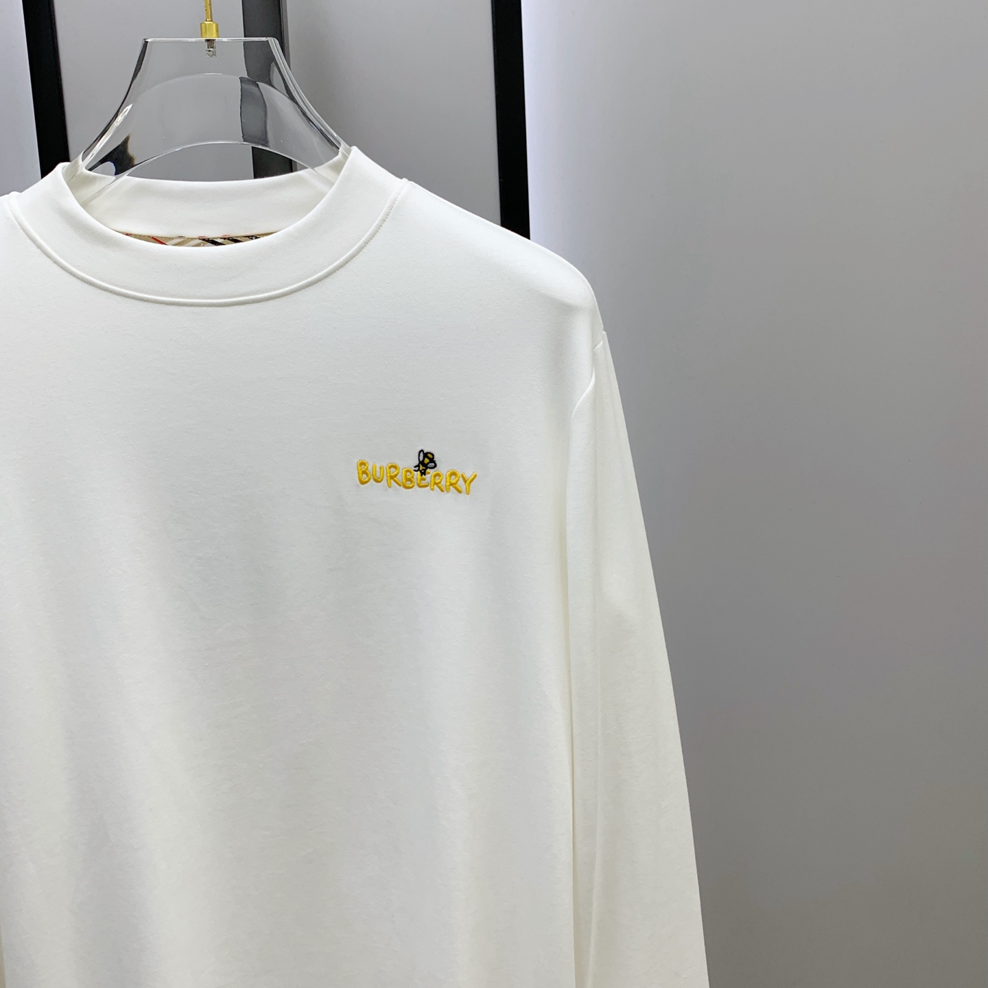 P巴宝莉25ss秋季【新品】新款贸易订单圆领长袖打底长袖T恤网红款！上身舒适透气，不僵硬，整体有着丰富的