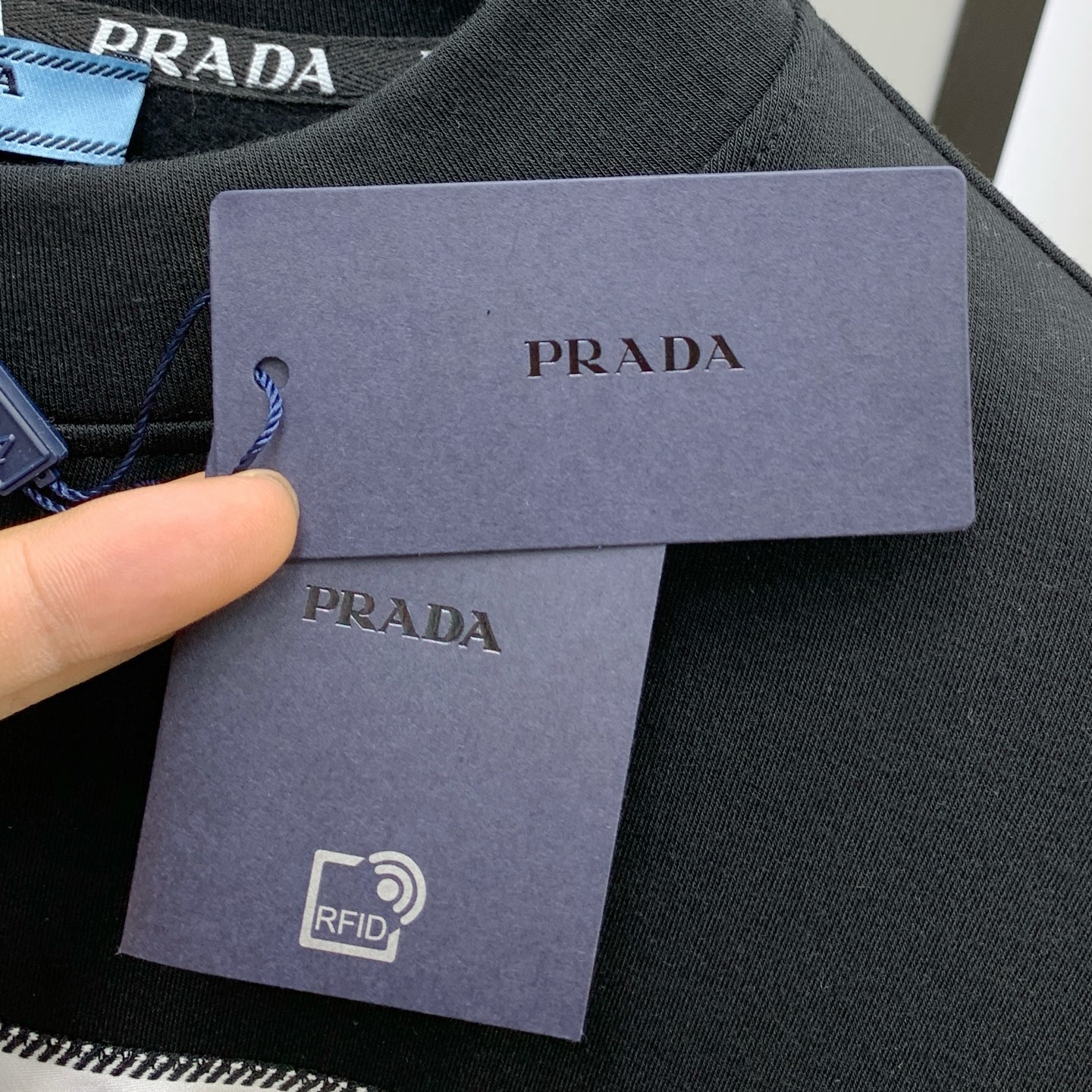 P普拉达25ss秋季【新品】新款贸易订单圆领长袖打底长袖T恤网红款！上身舒适透气，不僵硬，整体有着丰富的