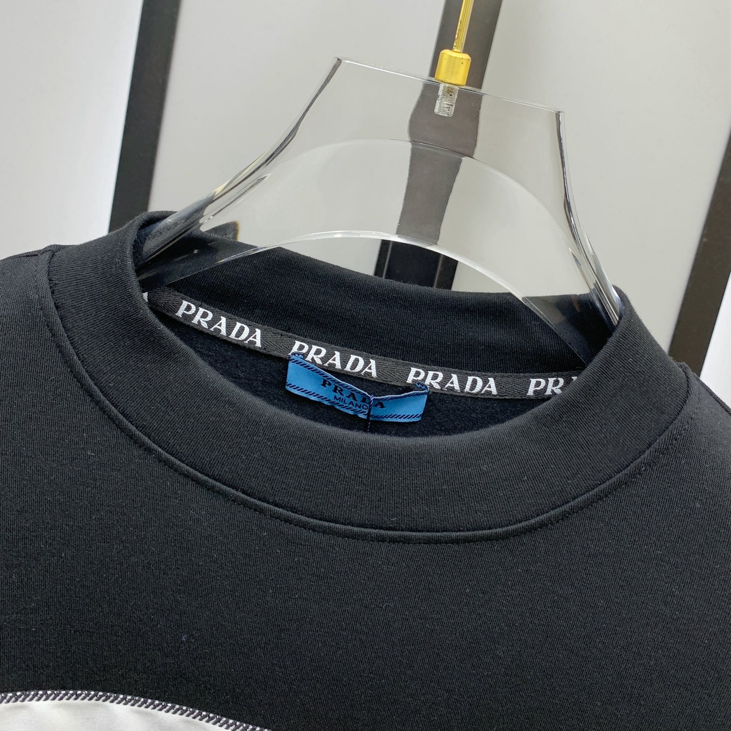 P普拉达25ss秋季【新品】新款贸易订单圆领长袖打底长袖T恤网红款！上身舒适透气，不僵硬，整体有着丰富的