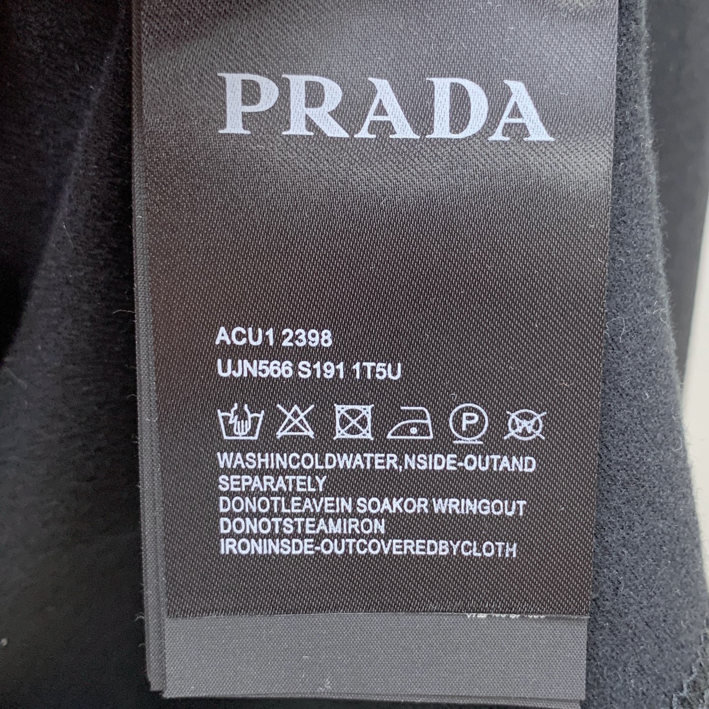 P普拉达25ss秋季【新品】新款贸易订单圆领长袖打底长袖T恤网红款！上身舒适透气，不僵硬，整体有着丰富的