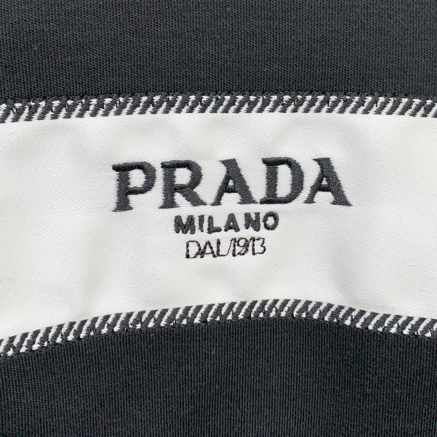 P普拉达25ss秋季【新品】新款贸易订单圆领长袖打底长袖T恤网红款！上身舒适透气，不僵硬，整体有着丰富的