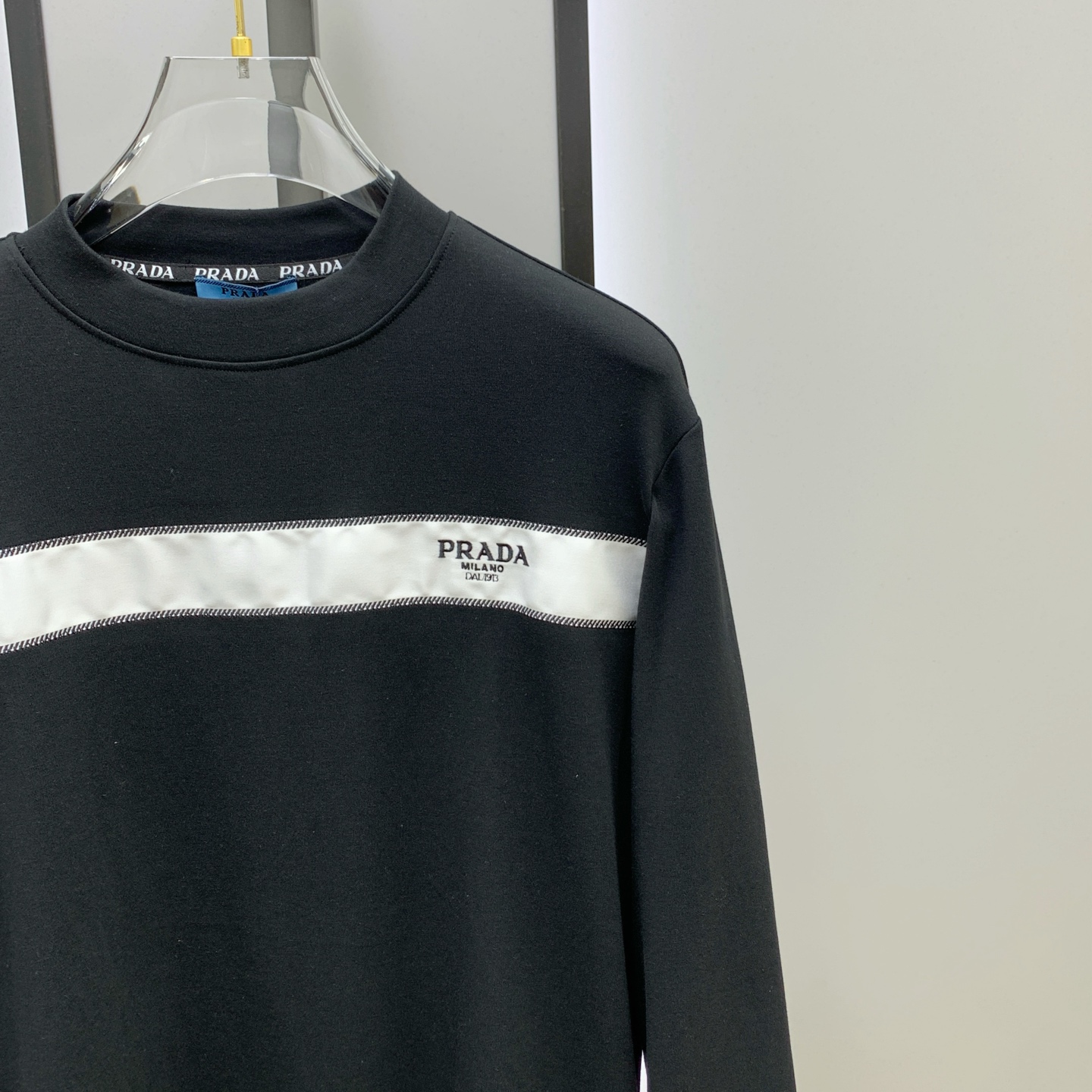 P普拉达25ss秋季【新品】新款贸易订单圆领长袖打底长袖T恤网红款！上身舒适透气，不僵硬，整体有着丰富的