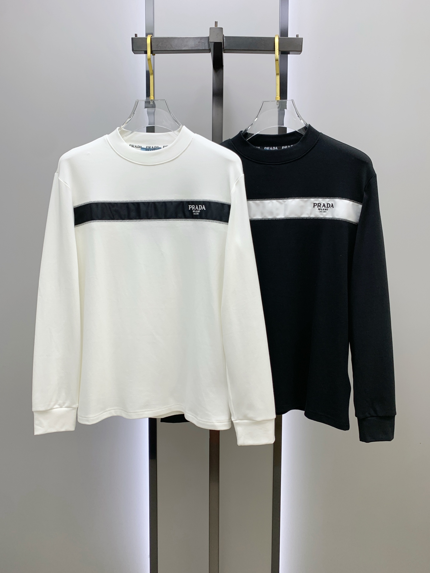 P普拉达25ss秋季【新品】新款贸易订单圆领长袖打底长袖T恤网红款！上身舒适透气，不僵硬，整体有着丰富的