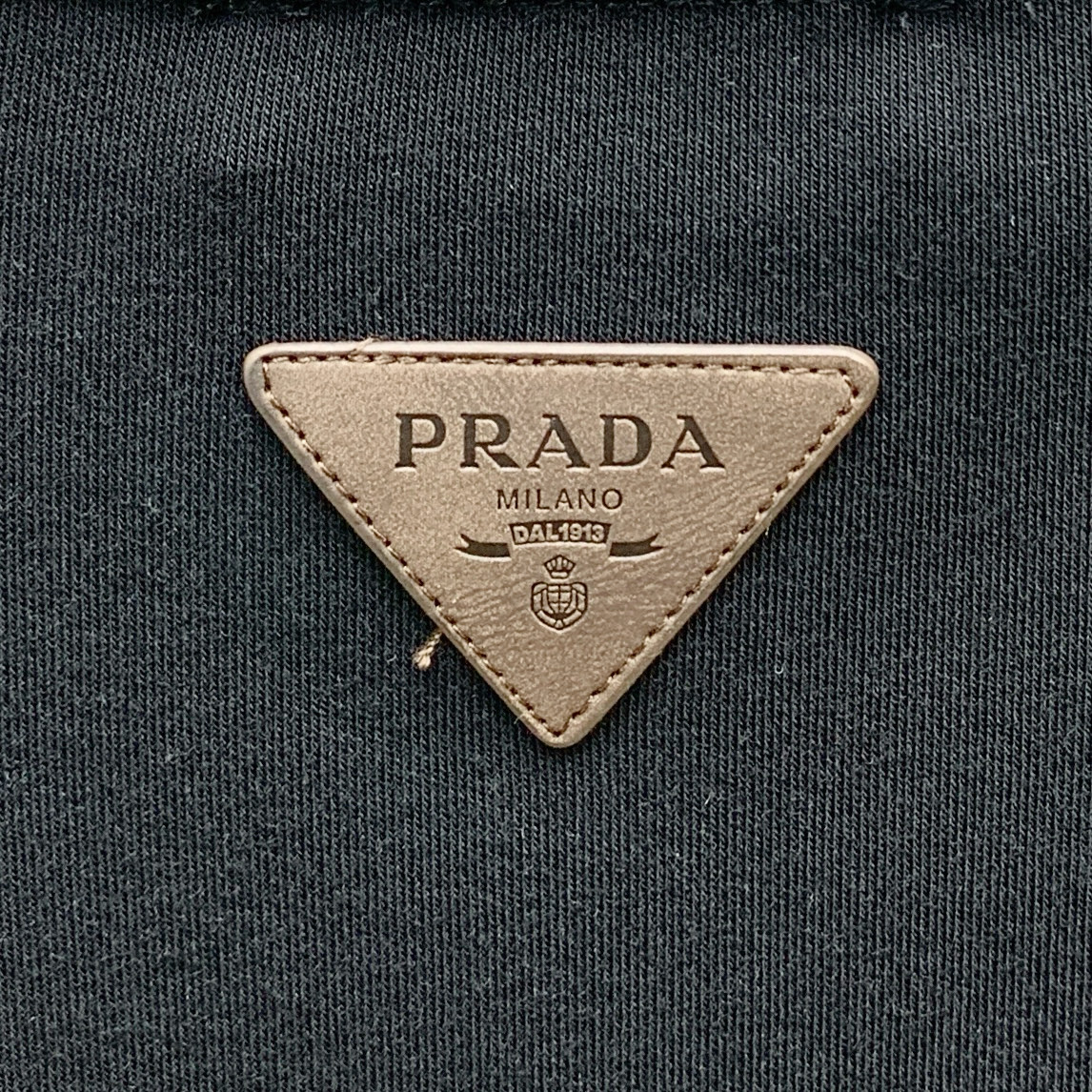 P普拉达25ss秋季【新品】新款贸易订单圆领长袖打底长袖T恤网红款！上身舒适透气，不僵硬，整体有着丰富的