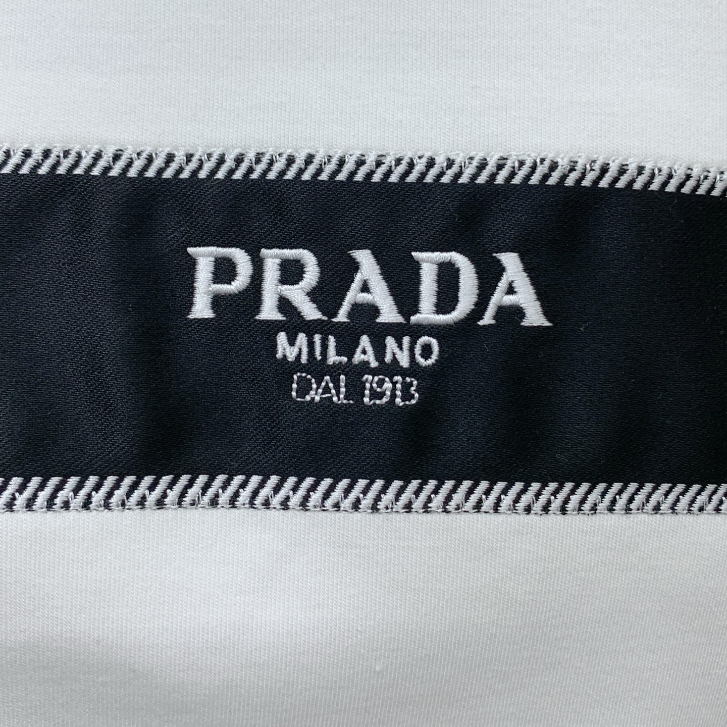 P普拉达25ss秋季【新品】新款贸易订单圆领长袖打底长袖T恤网红款！上身舒适透气，不僵硬，整体有着丰富的