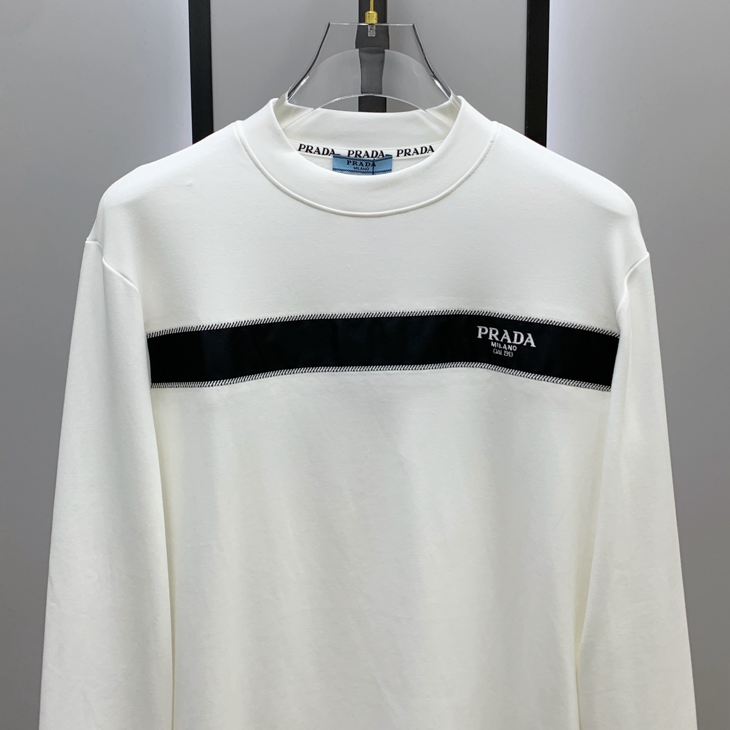 P普拉达25ss秋季【新品】新款贸易订单圆领长袖打底长袖T恤网红款！上身舒适透气，不僵硬，整体有着丰富的