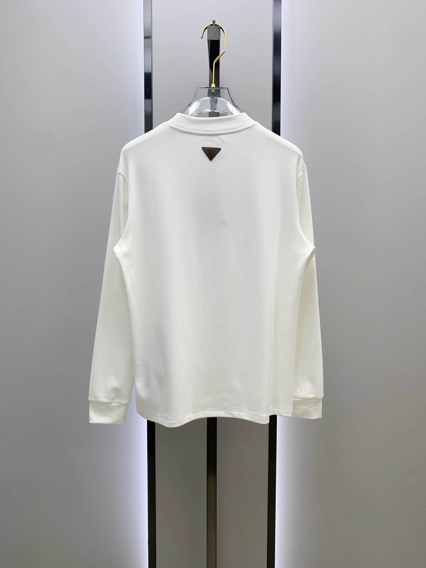 P普拉达25ss秋季【新品】新款贸易订单圆领长袖打底长袖T恤网红款！上身舒适透气，不僵硬，整体有着丰富的