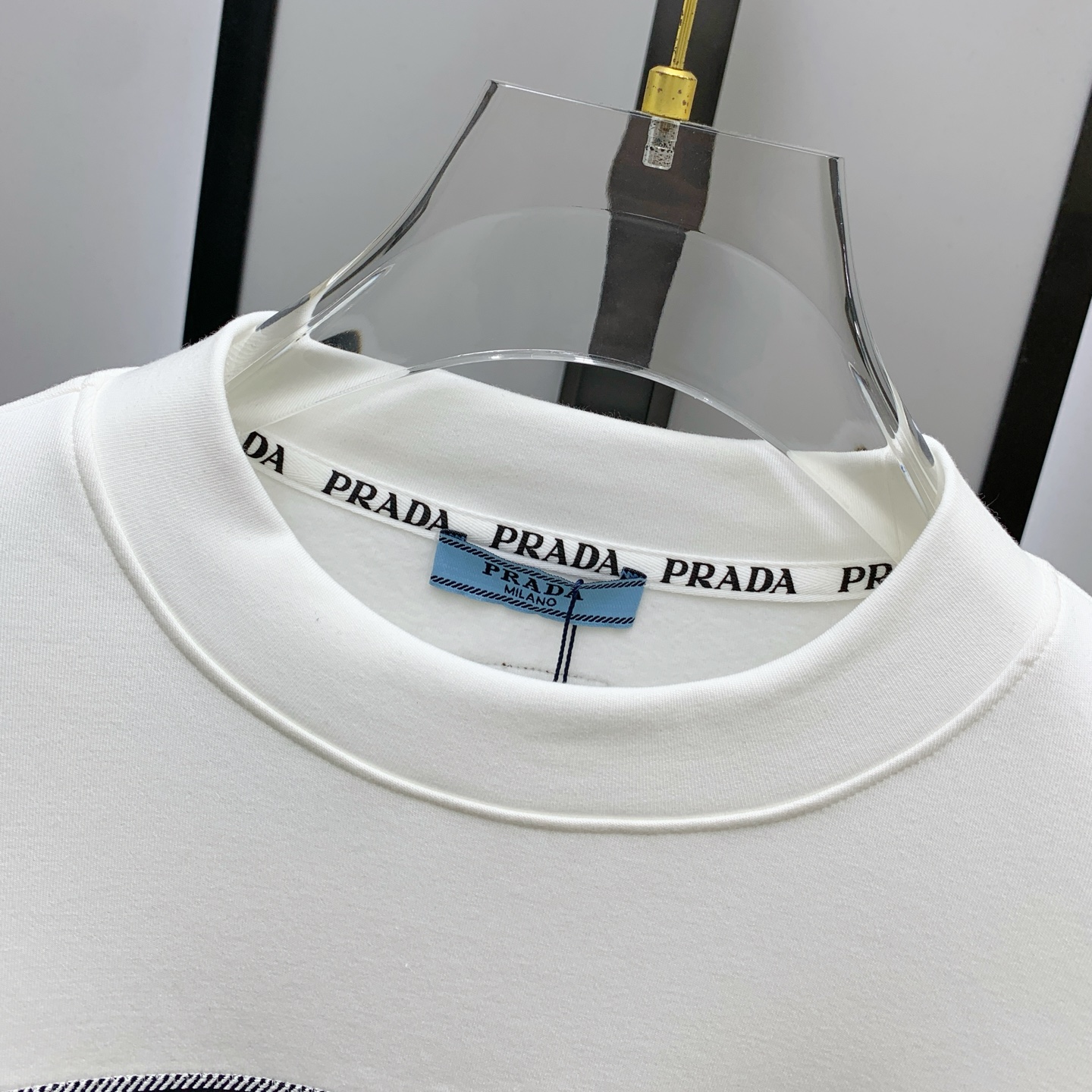 P普拉达25ss秋季【新品】新款贸易订单圆领长袖打底长袖T恤网红款！上身舒适透气，不僵硬，整体有着丰富的