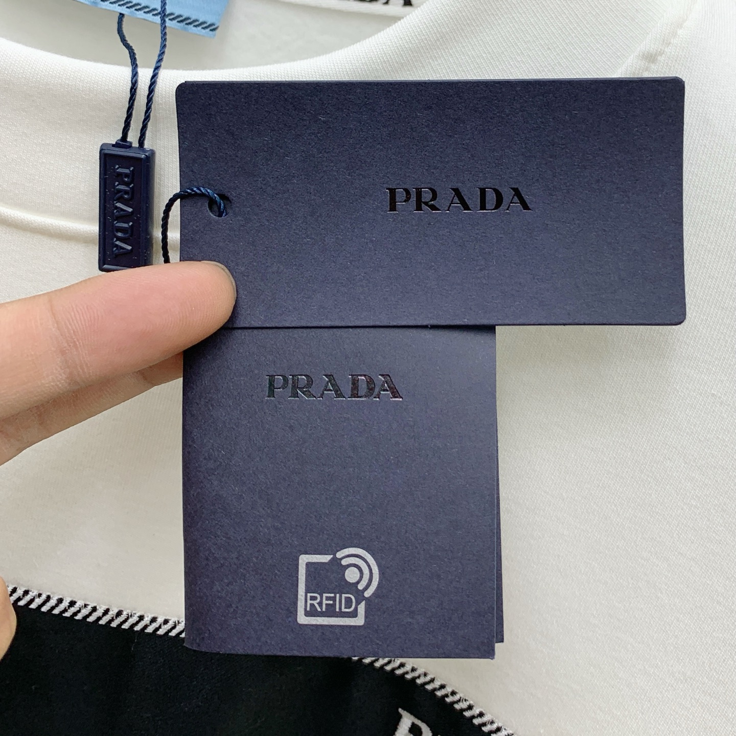 P普拉达25ss秋季【新品】新款贸易订单圆领长袖打底长袖T恤网红款！上身舒适透气，不僵硬，整体有着丰富的