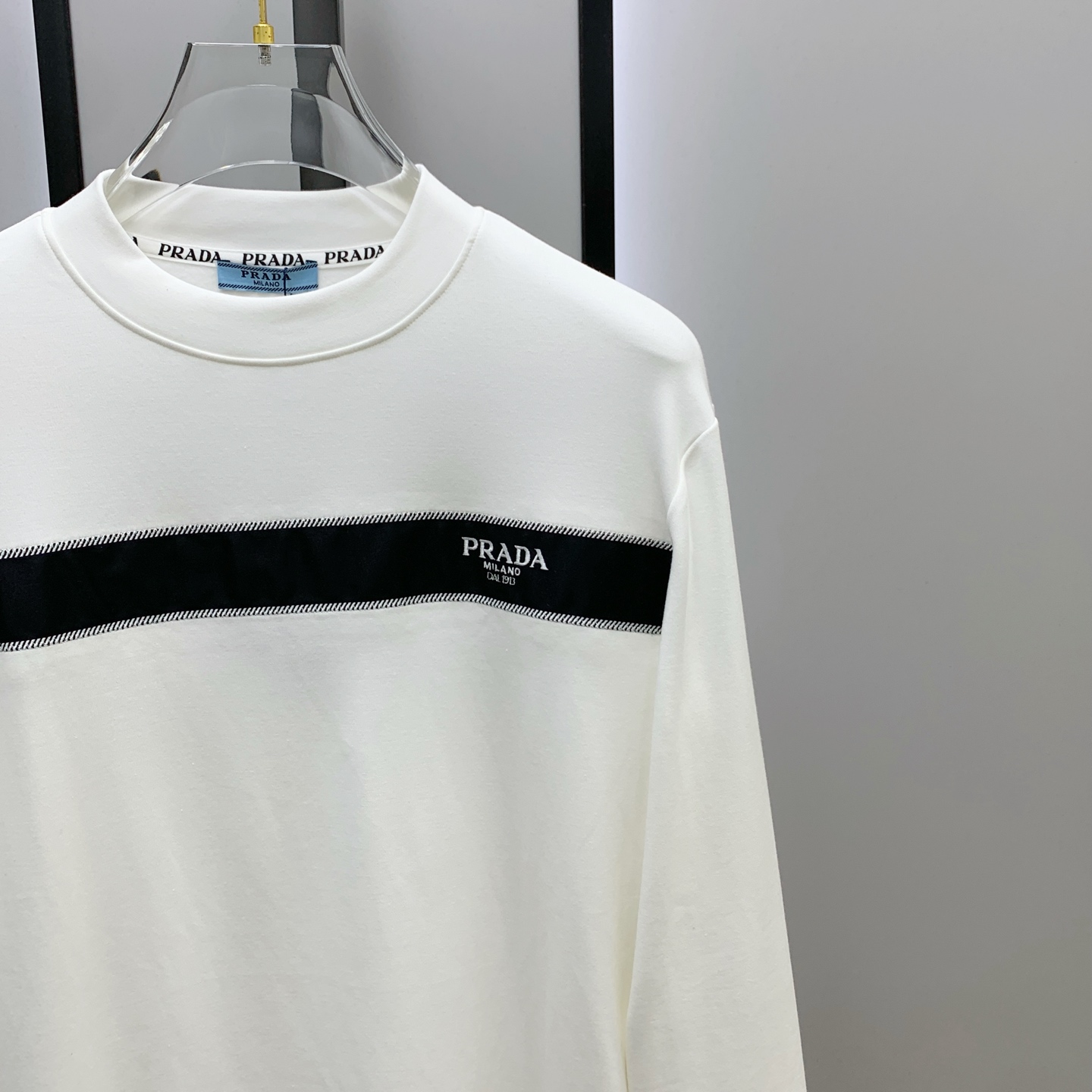 P普拉达25ss秋季【新品】新款贸易订单圆领长袖打底长袖T恤网红款！上身舒适透气，不僵硬，整体有着丰富的