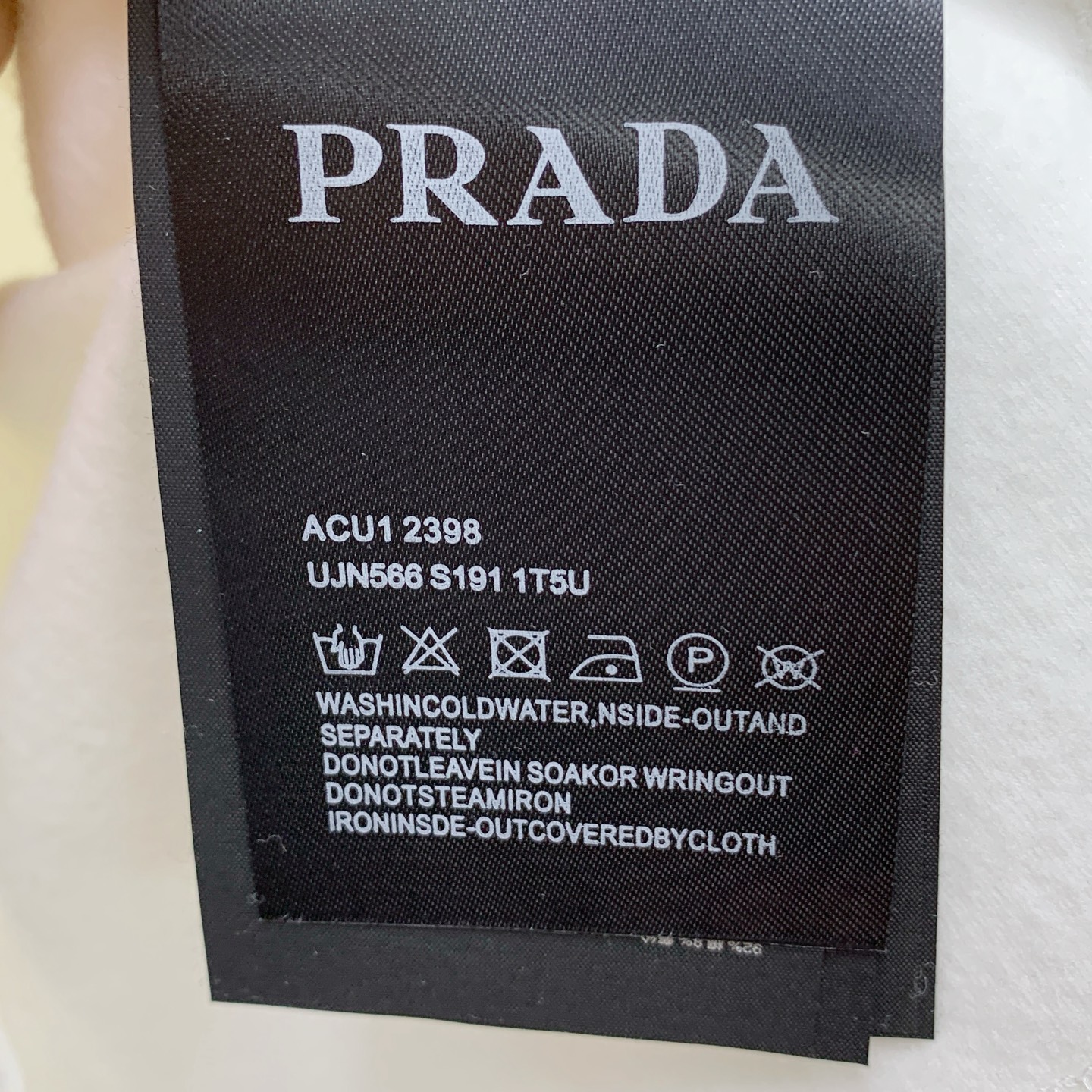 P普拉达25ss秋季【新品】新款贸易订单圆领长袖打底长袖T恤网红款！上身舒适透气，不僵硬，整体有着丰富的