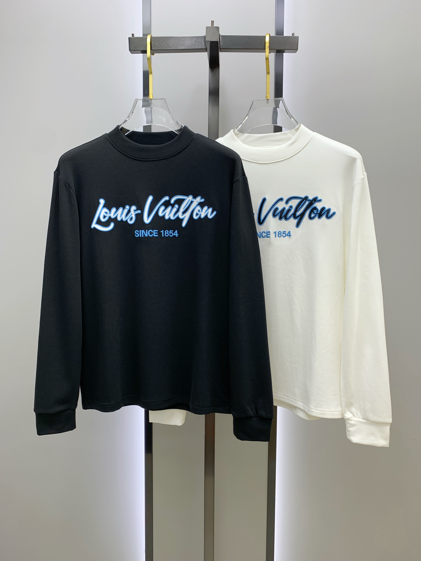 PLV 25ss秋季【新品】新款贸易订单圆领长袖打底长袖T恤网红款！上身舒适透气，不僵硬，整体有着丰富的