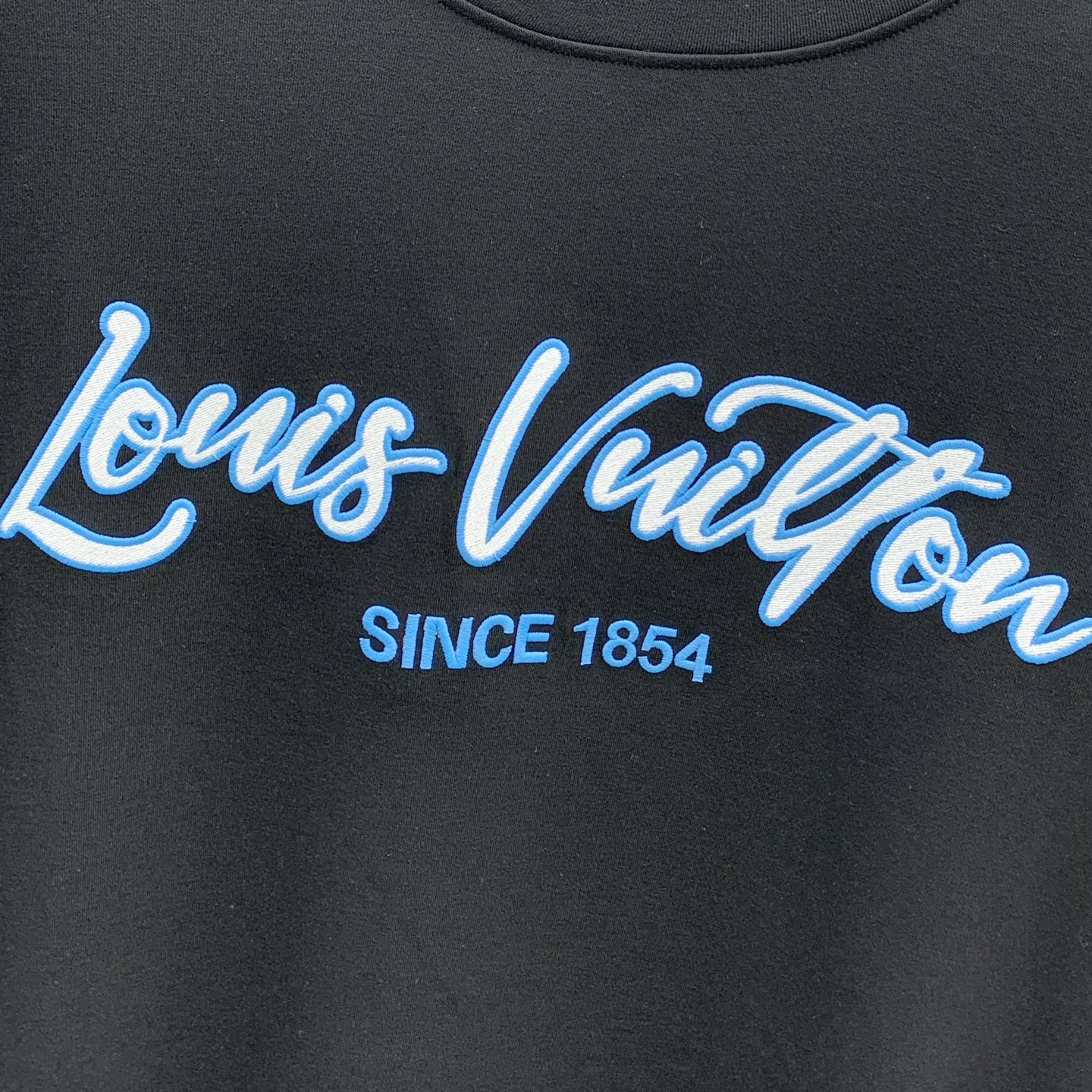 PLV 25ss秋季【新品】新款贸易订单圆领长袖打底长袖T恤网红款！上身舒适透气，不僵硬，整体有着丰富的