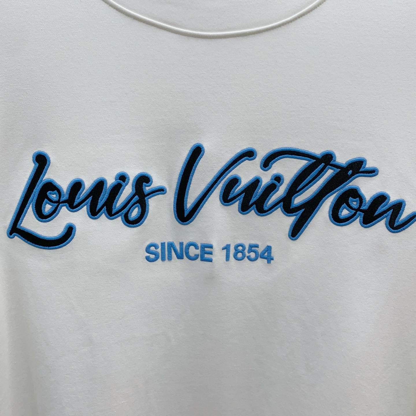 PLV 25ss秋季【新品】新款贸易订单圆领长袖打底长袖T恤网红款！上身舒适透气，不僵硬，整体有着丰富的