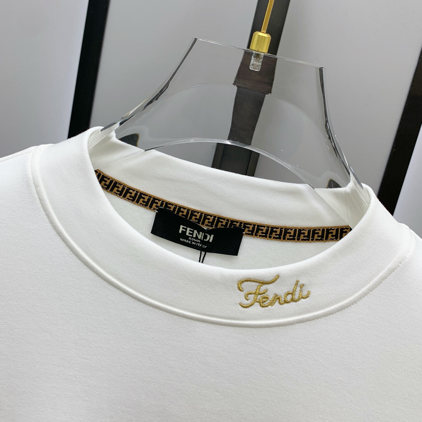 P芬迪25ss秋季【新品】新款贸易订单圆领长袖打底长袖T恤网红款！上身舒适透气，不僵硬，整体有着丰富的立