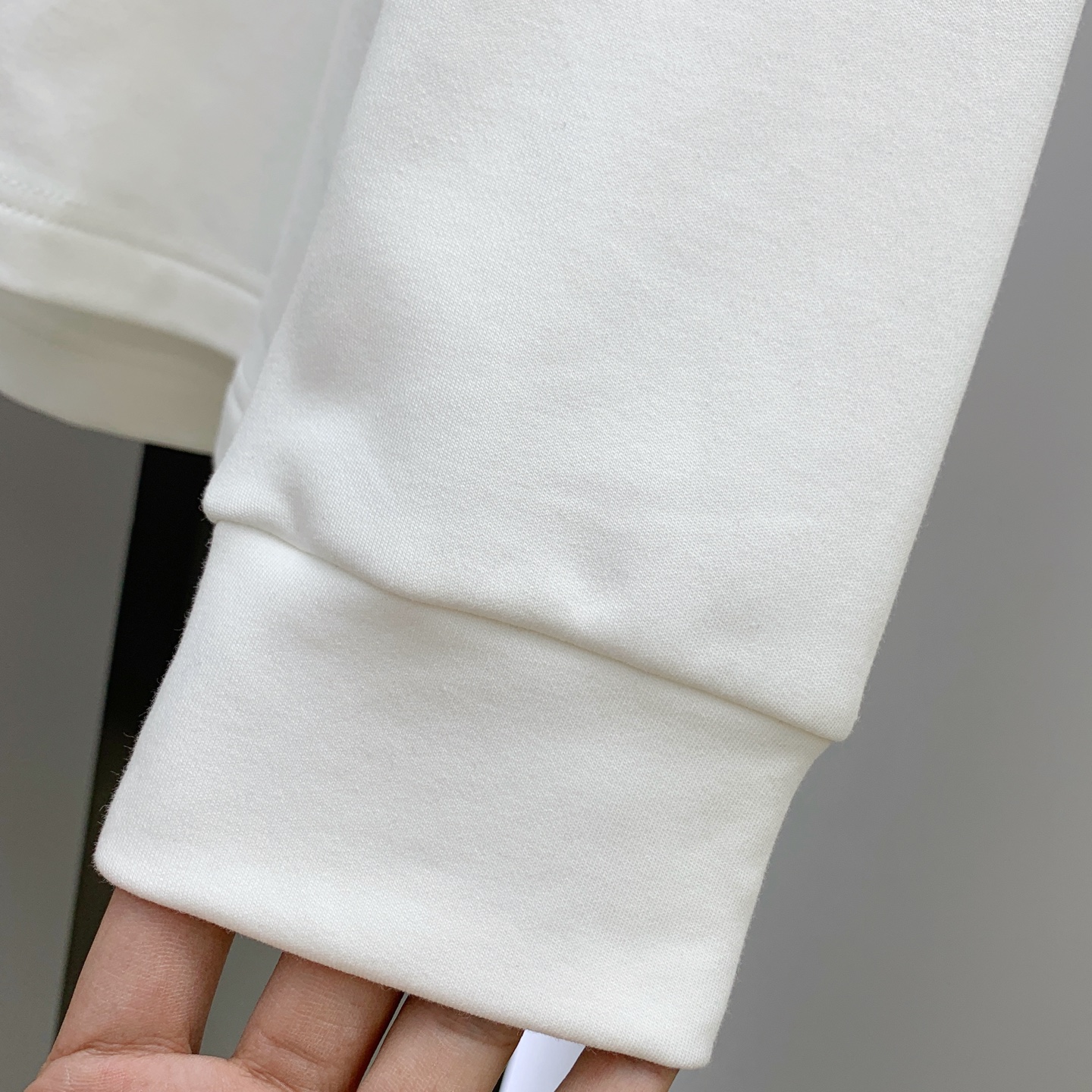 P芬迪25ss秋季【新品】新款贸易订单圆领长袖打底长袖T恤网红款！上身舒适透气，不僵硬，整体有着丰富的立