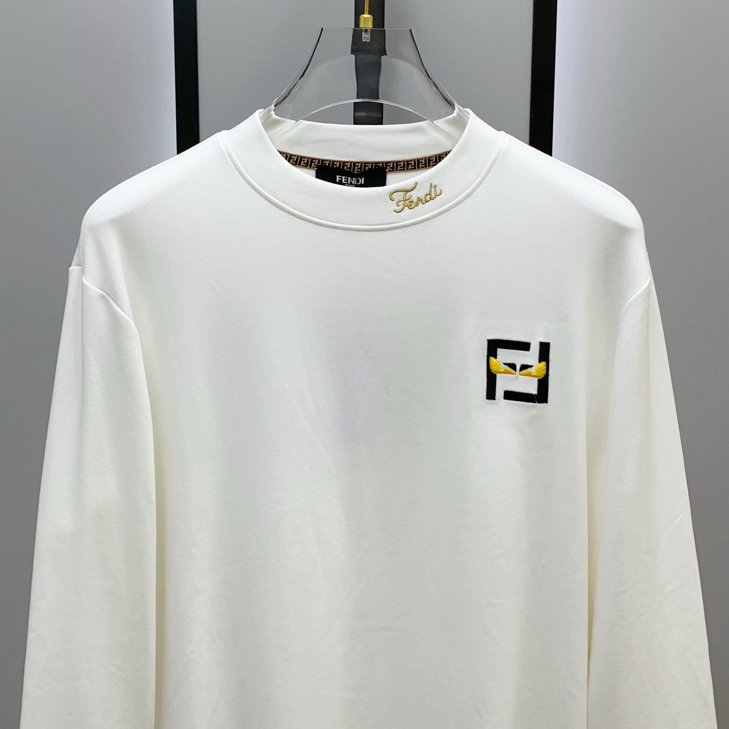 P芬迪25ss秋季【新品】新款贸易订单圆领长袖打底长袖T恤网红款！上身舒适透气，不僵硬，整体有着丰富的立