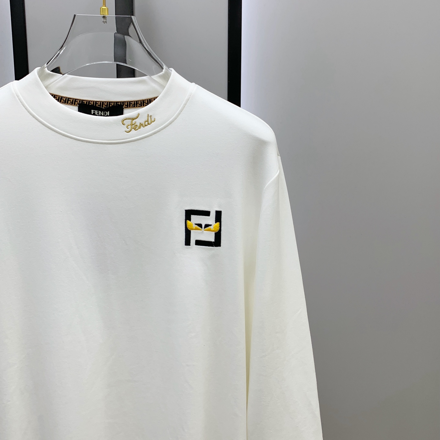 P芬迪25ss秋季【新品】新款贸易订单圆领长袖打底长袖T恤网红款！上身舒适透气，不僵硬，整体有着丰富的立