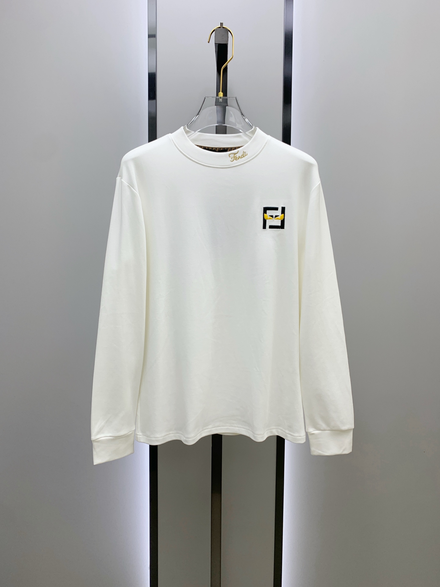 P芬迪25ss秋季【新品】新款贸易订单圆领长袖打底长袖T恤网红款！上身舒适透气，不僵硬，整体有着丰富的立