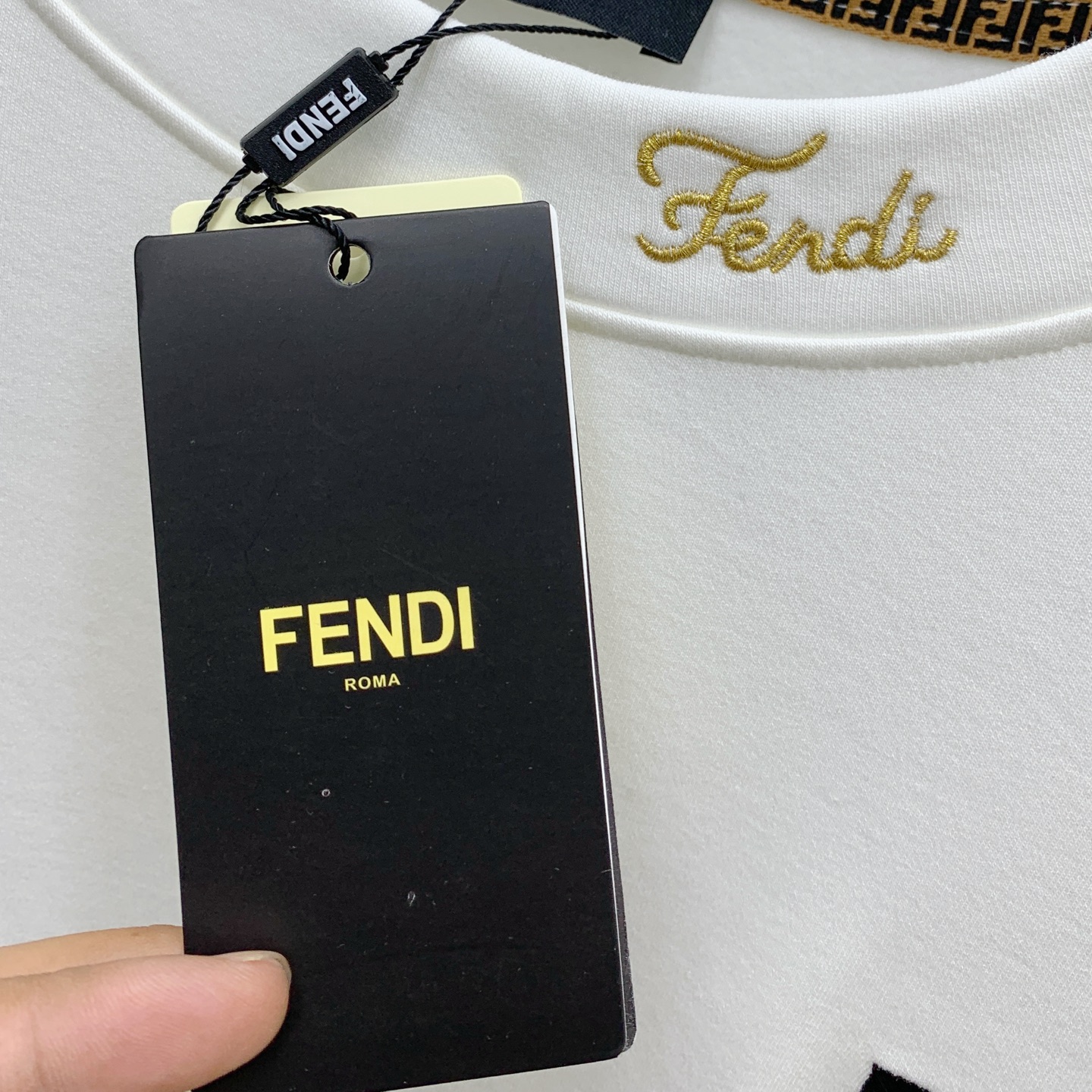 P芬迪25ss秋季【新品】新款贸易订单圆领长袖打底长袖T恤网红款！上身舒适透气，不僵硬，整体有着丰富的立