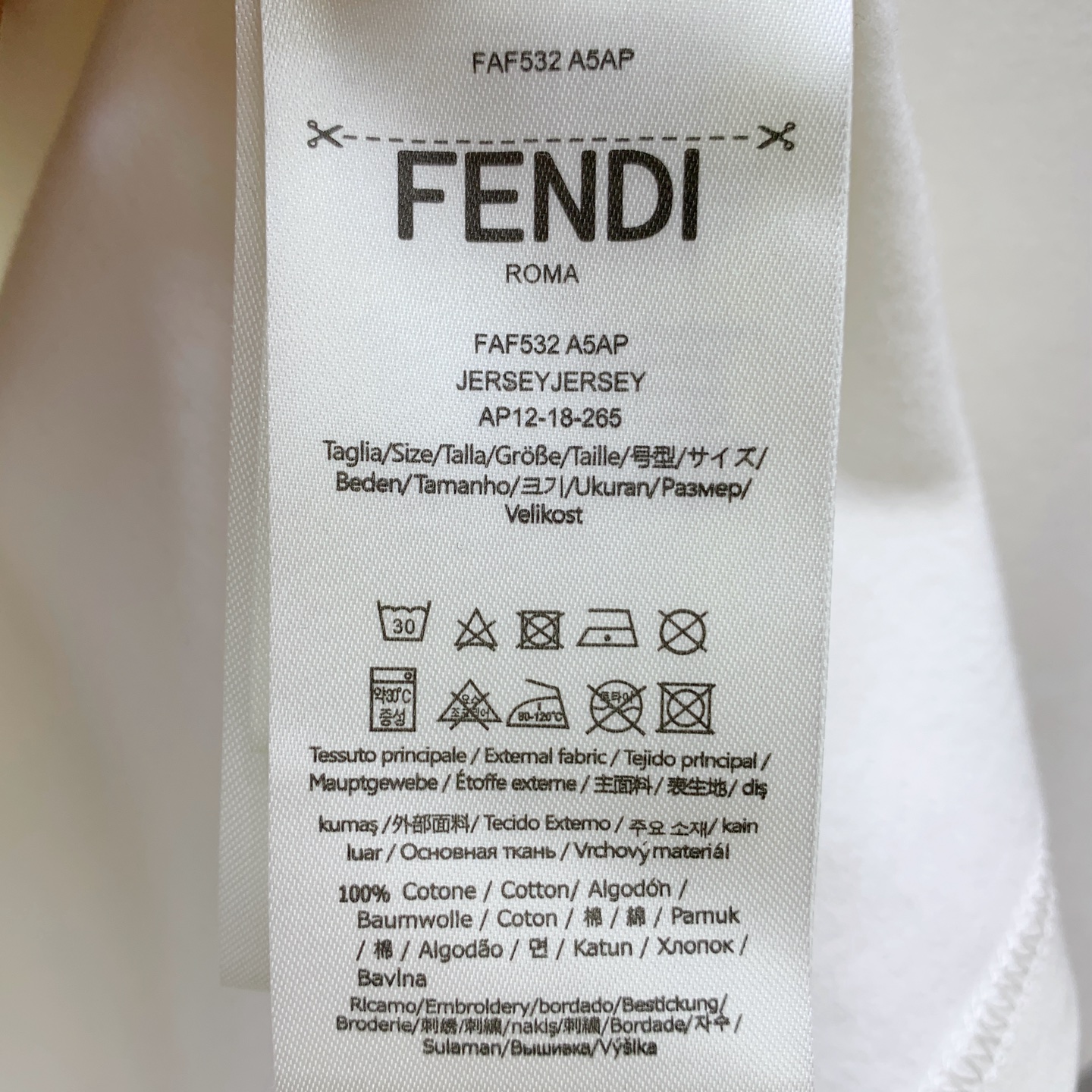 P芬迪25ss秋季【新品】新款贸易订单圆领长袖打底长袖T恤网红款！上身舒适透气，不僵硬，整体有着丰富的立