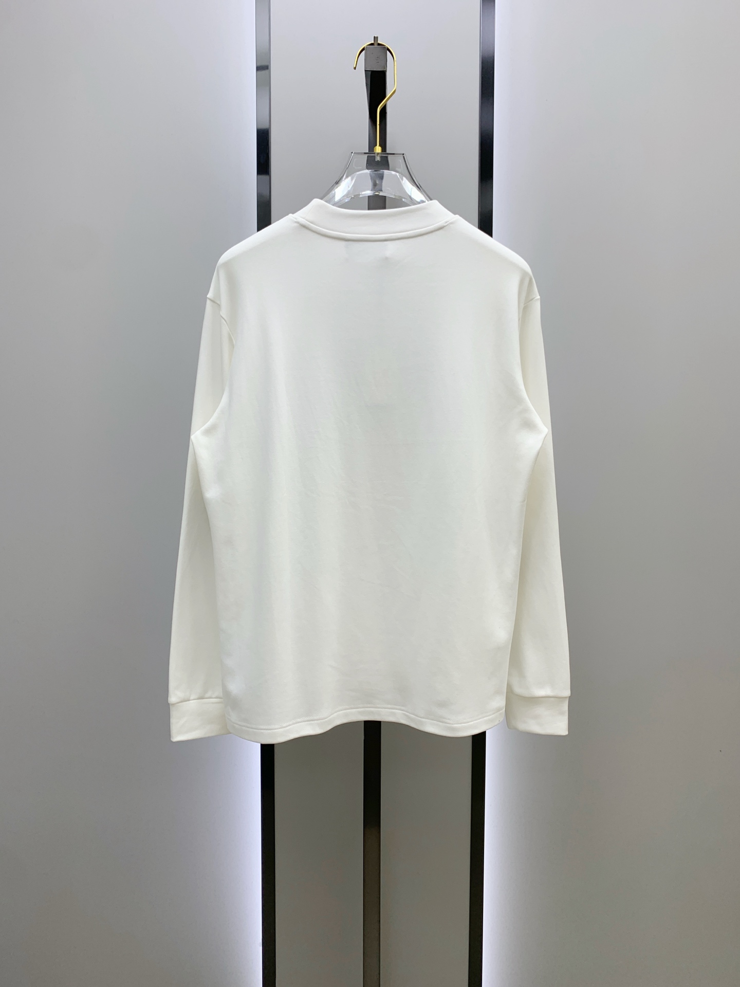 P芬迪25ss秋季【新品】新款贸易订单圆领长袖打底长袖T恤网红款！上身舒适透气，不僵硬，整体有着丰富的立