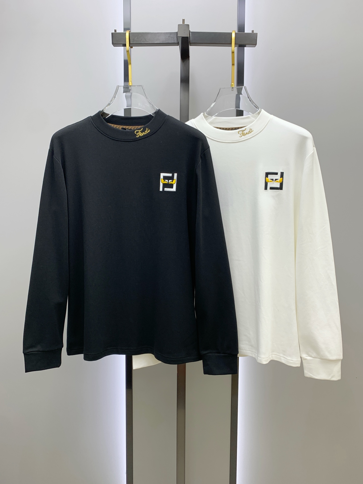 P芬迪25ss秋季【新品】新款贸易订单圆领长袖打底长袖T恤网红款！上身舒适透气，不僵硬，整体有着丰富的立