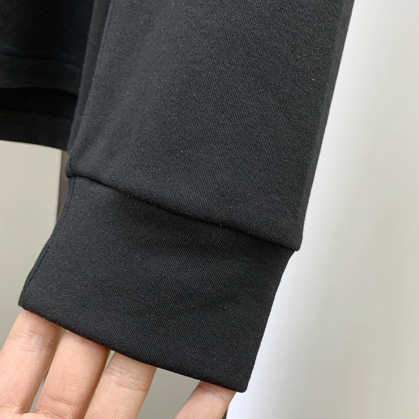 P爱马仕25ss秋季【新品】新款贸易订单圆领长袖打底长袖T恤网红款！上身舒适透气，不僵硬，整体有着丰富的