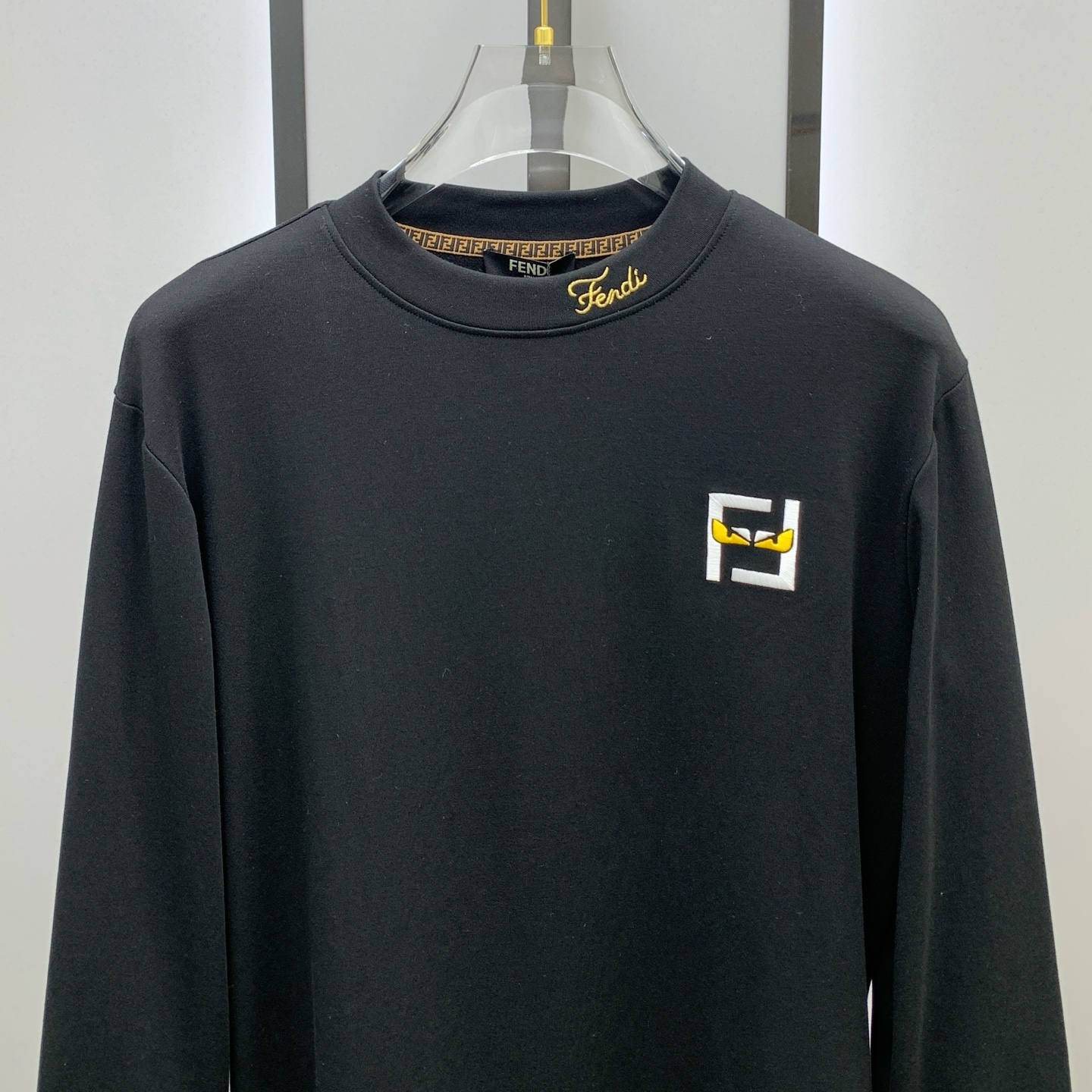 P芬迪25ss秋季【新品】新款贸易订单圆领长袖打底长袖T恤网红款！上身舒适透气，不僵硬，整体有着丰富的立