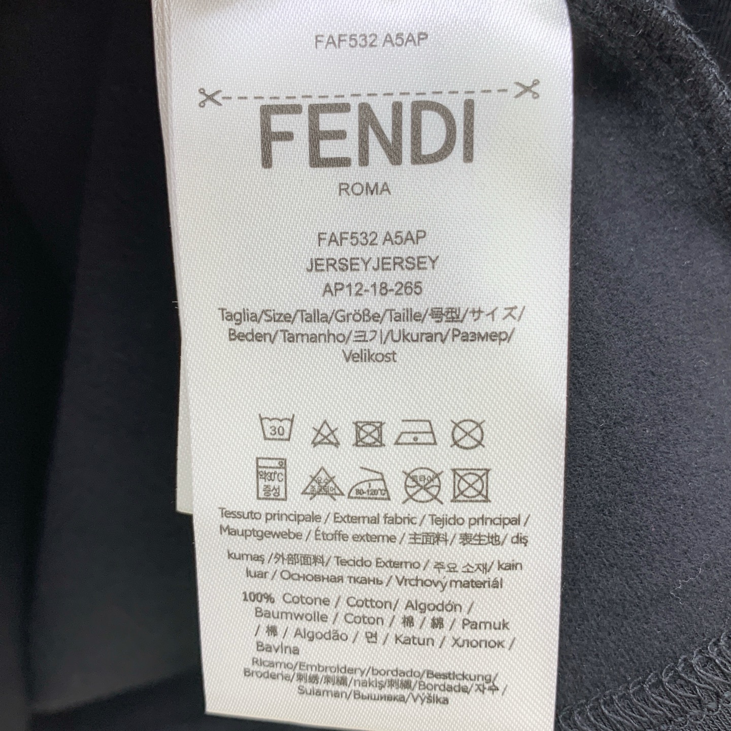 P芬迪25ss秋季【新品】新款贸易订单圆领长袖打底长袖T恤网红款！上身舒适透气，不僵硬，整体有着丰富的立