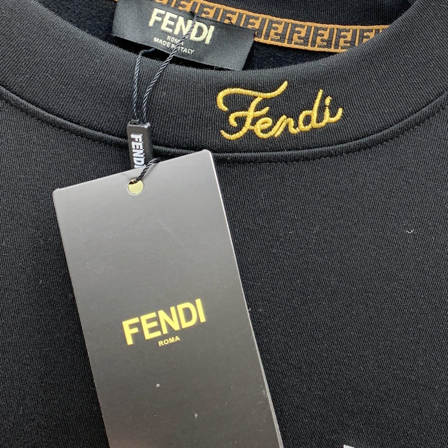 P芬迪25ss秋季【新品】新款贸易订单圆领长袖打底长袖T恤网红款！上身舒适透气，不僵硬，整体有着丰富的立