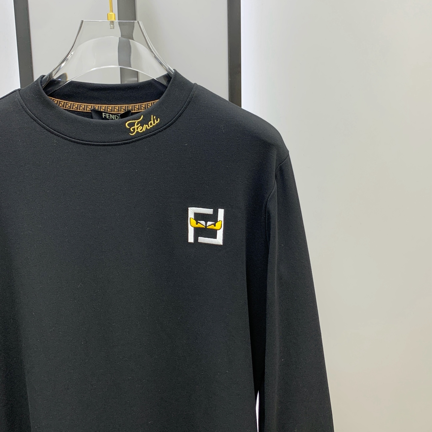 P芬迪25ss秋季【新品】新款贸易订单圆领长袖打底长袖T恤网红款！上身舒适透气，不僵硬，整体有着丰富的立