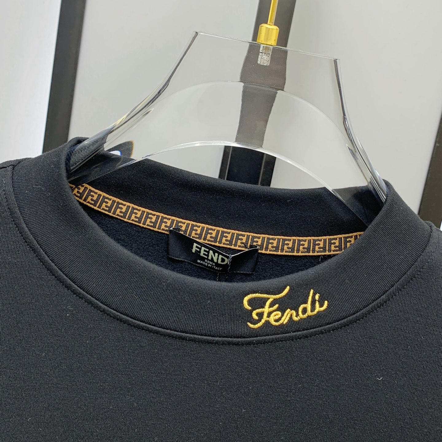 P芬迪25ss秋季【新品】新款贸易订单圆领长袖打底长袖T恤网红款！上身舒适透气，不僵硬，整体有着丰富的立